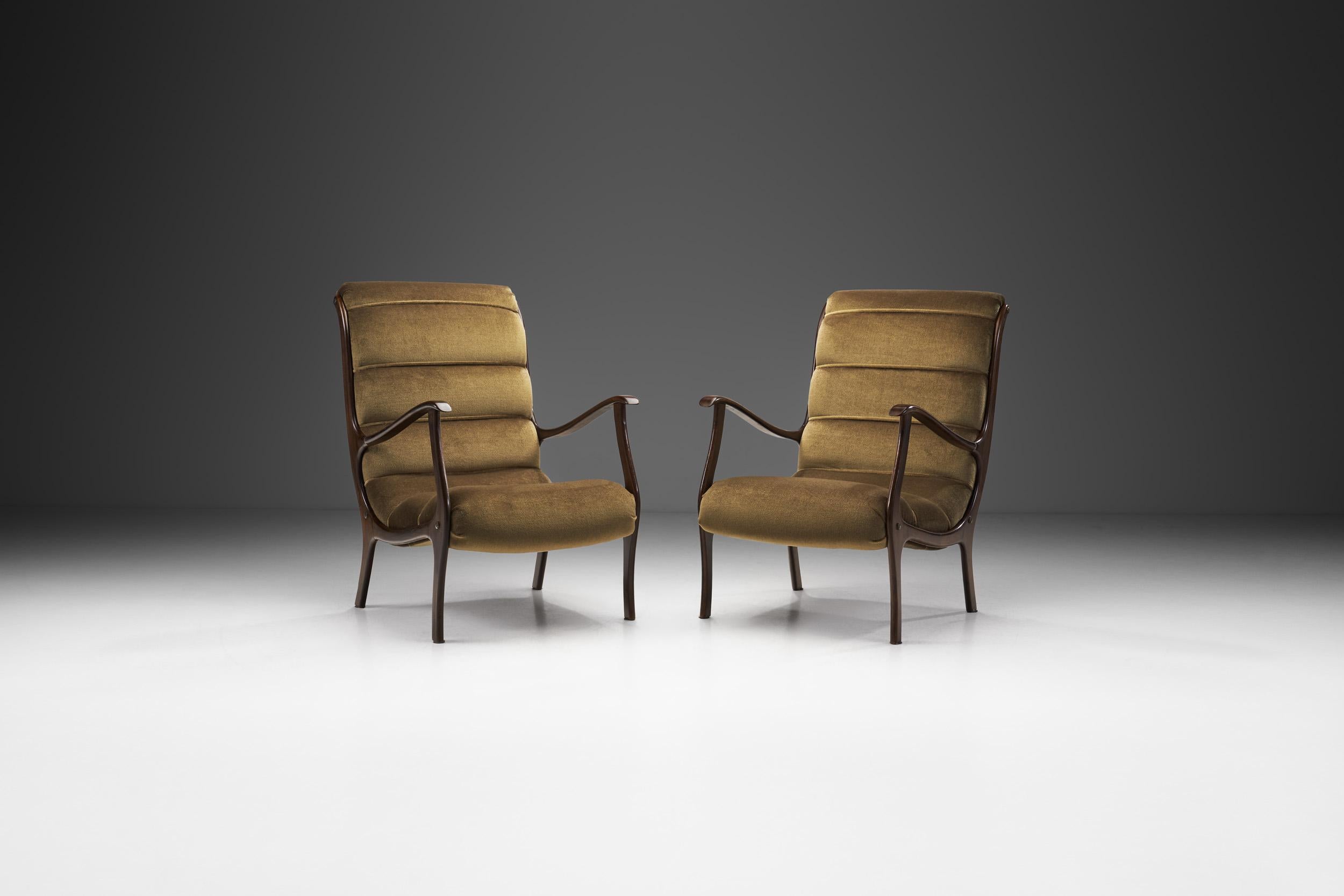 Wie der Sessel Mitzi von 1958 gehört dieses Modell zu den bekanntesten Stuhlentwürfen des italienischen Designers Ezio Longhi. Dieses Paar Loungesessel versetzt uns in das Italien der Nachkriegszeit, als die heute weltberühmten Freiform-Designs der
