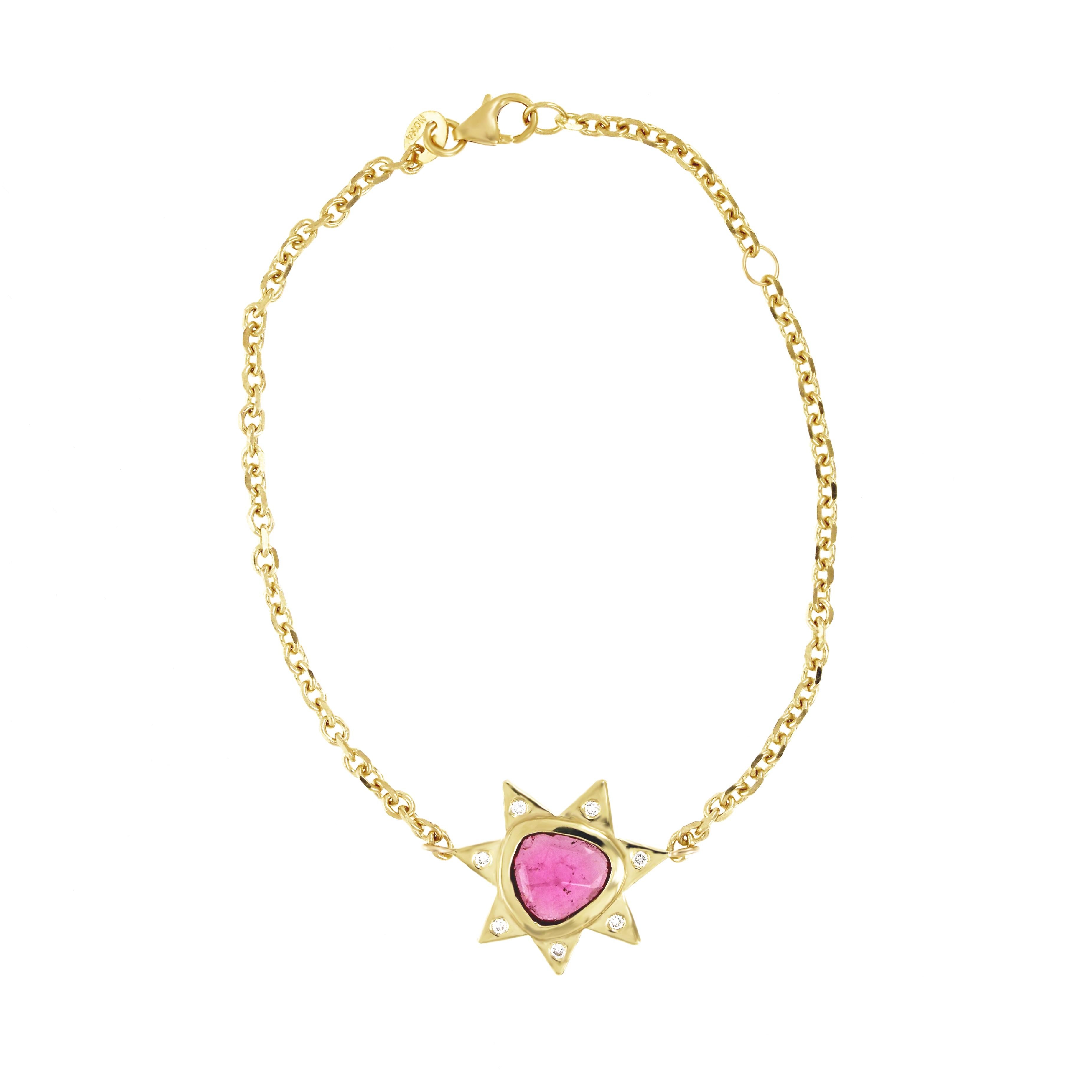 Notre bracelet Ezra est fabriqué à la main en or jaune 18 carats avec une tourmaline rose et des diamants pavés. Ce bracelet se marie parfaitement avec nos clous d'oreilles Loli Burst.
