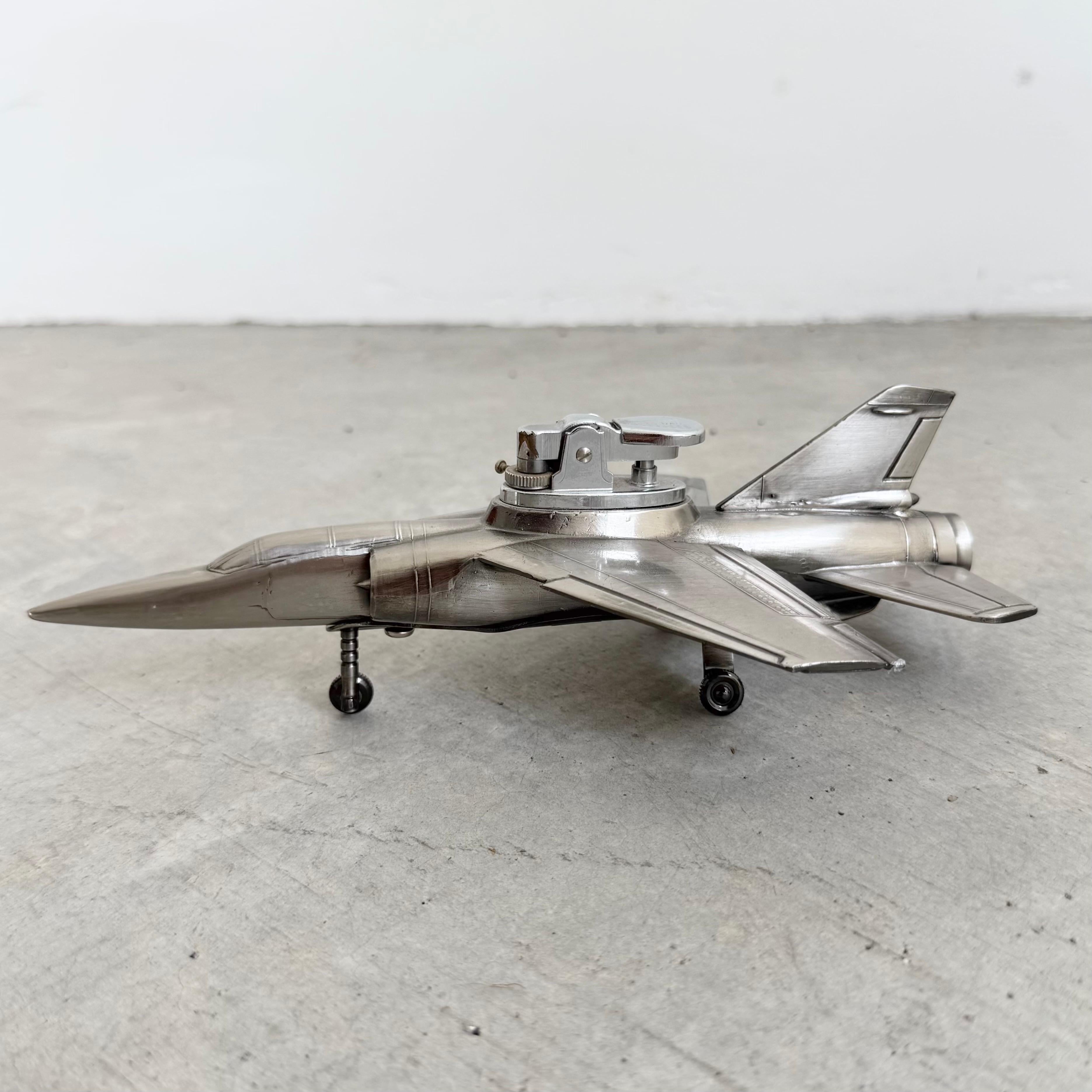 Questo accendino è il regalo perfetto per l'appassionato di storia o di militari della tua vita: è stato realizzato con la forma di un jet da combattimento Mirage F1. Prodotto in Giappone e venduto da Comoy's of London negli anni '80. Questo pezzo