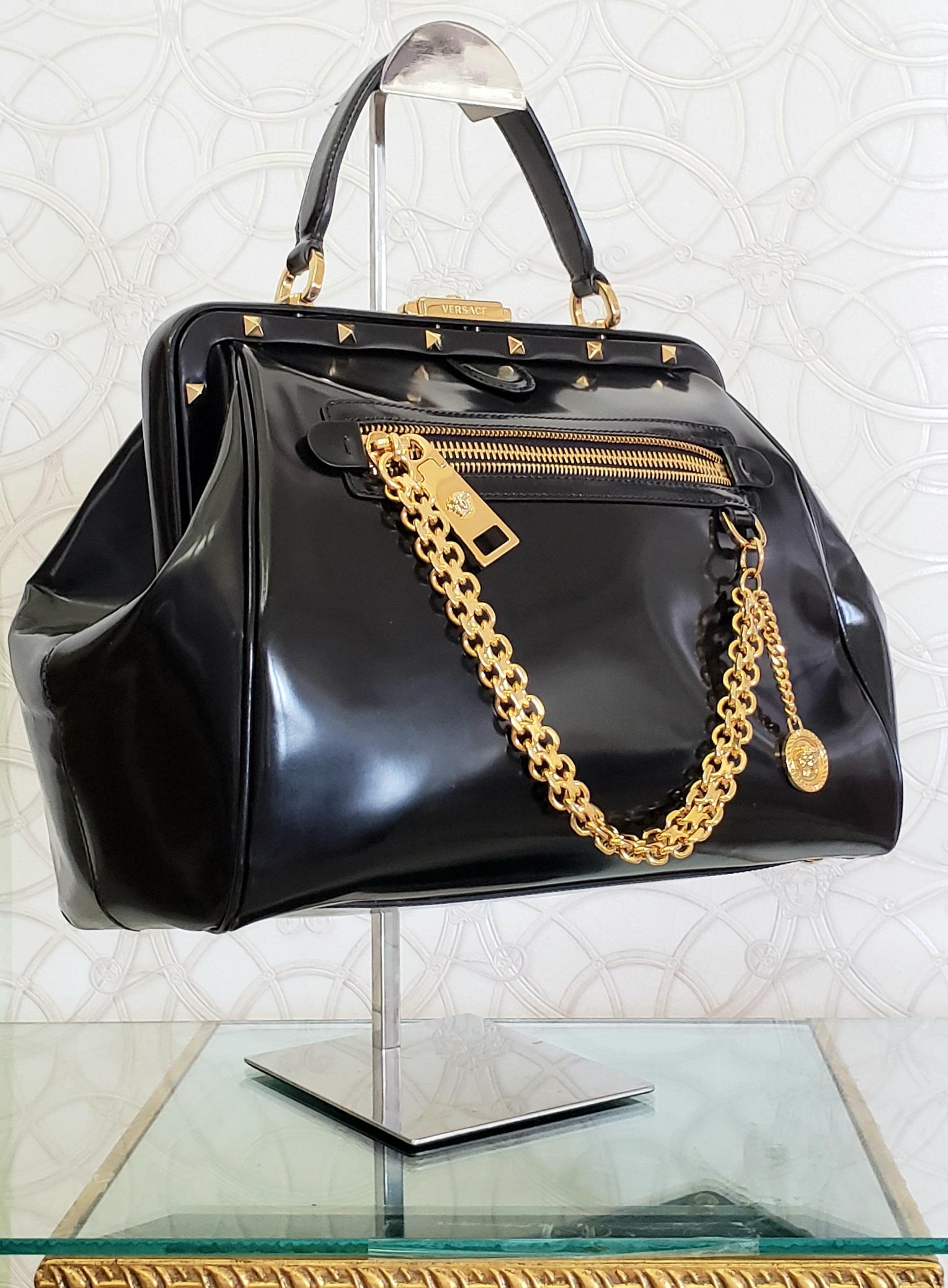 F/13 VERSACE SCHWARZ PATENT LEATHER 24 K GOLD PLATED HARDWARE HANDBAG/Schultertasche im Zustand „Neu“ im Angebot in Montgomery, TX