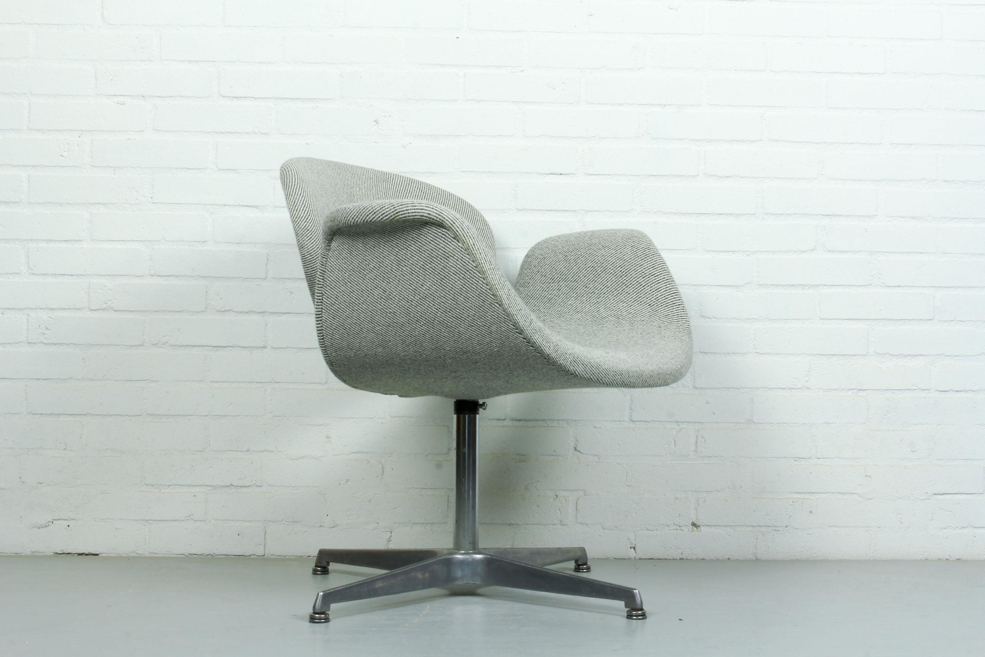 Little Tulip armchair dinnner chair, designed by Pierre Paulin in the 1960s. It was manufactured by Artifort. The chair features a metal base with a wooden frame and original upholstery in grey melange in very good condition.
  