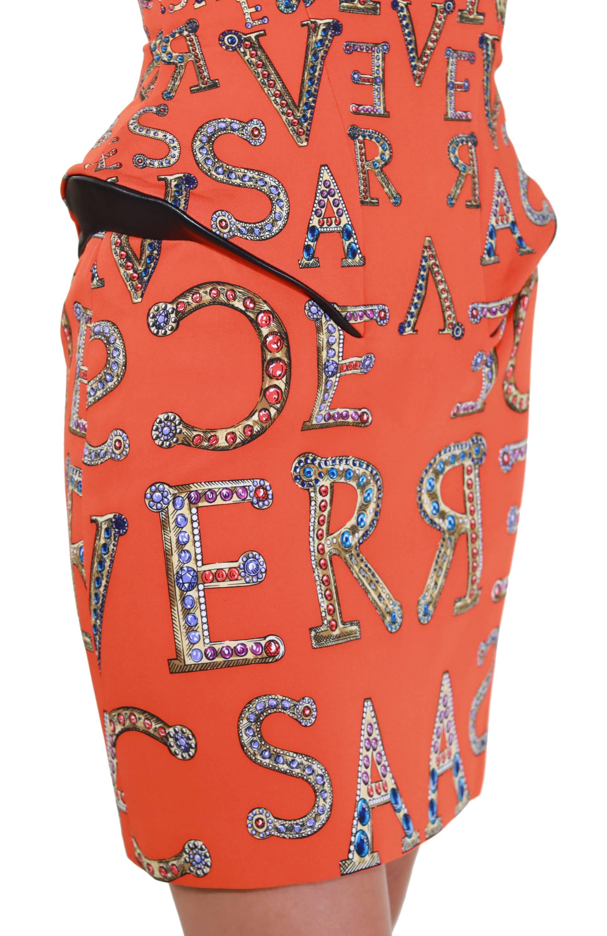F/2012 look #26 NEW VERSACE STRUCTURED PRINTED ORANGE COCKTAIL DRESS 38 - 4 For Sale 4