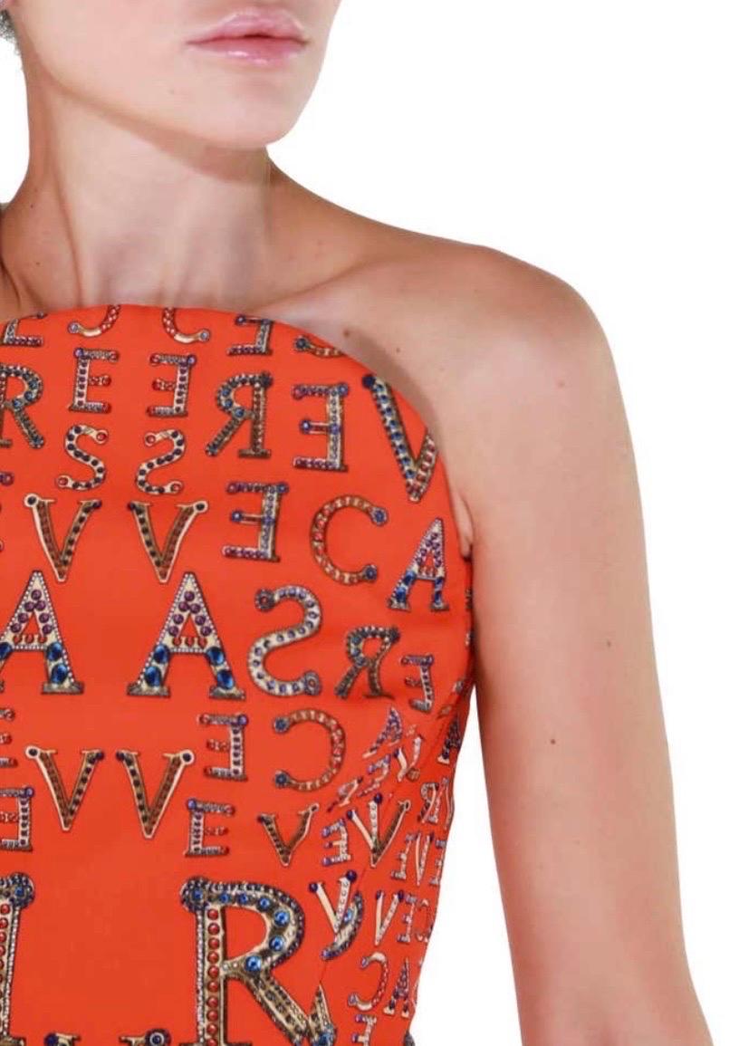 NWT F/2012 Look #26 Versace Robe de cocktail italienne orange structurée imprimée 38 Neuf - En vente à Montgomery, TX