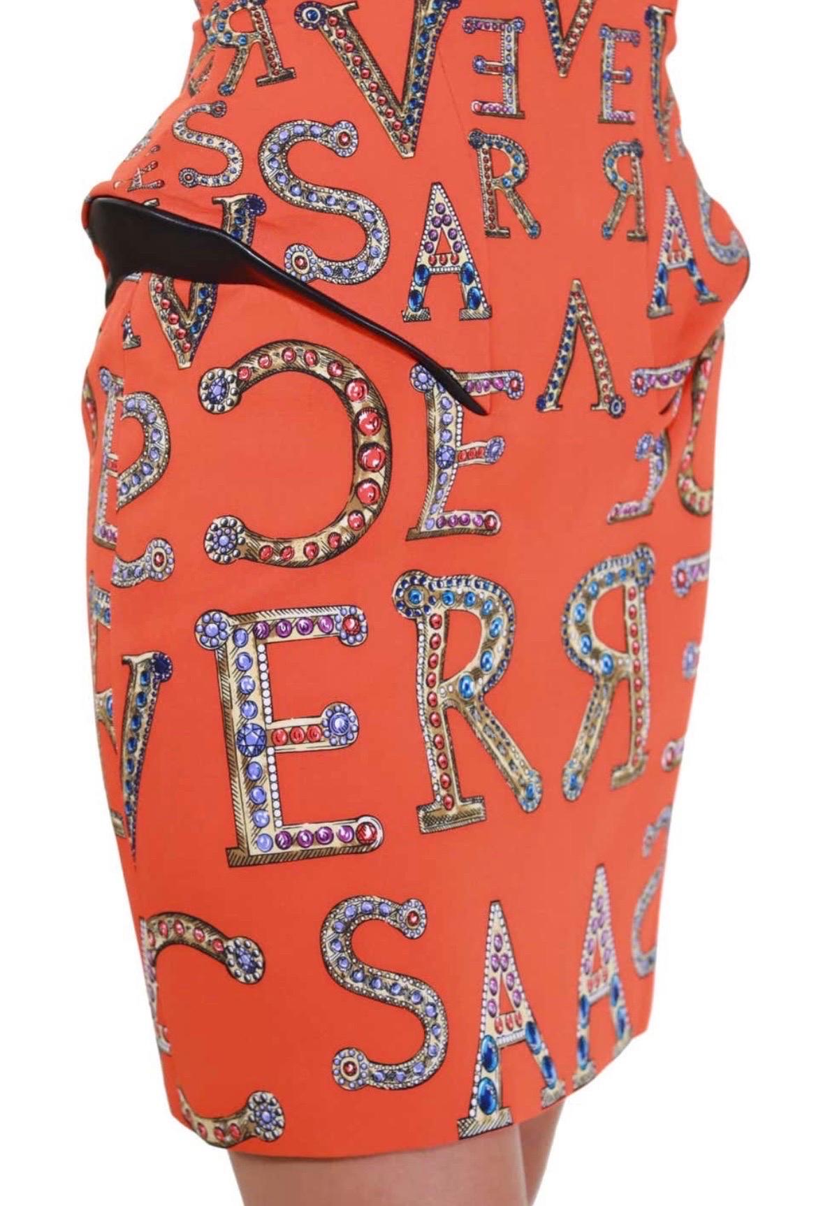 NWT F/2012 Look #26 Versace Robe de cocktail italienne orange structurée imprimée 38 en vente 2