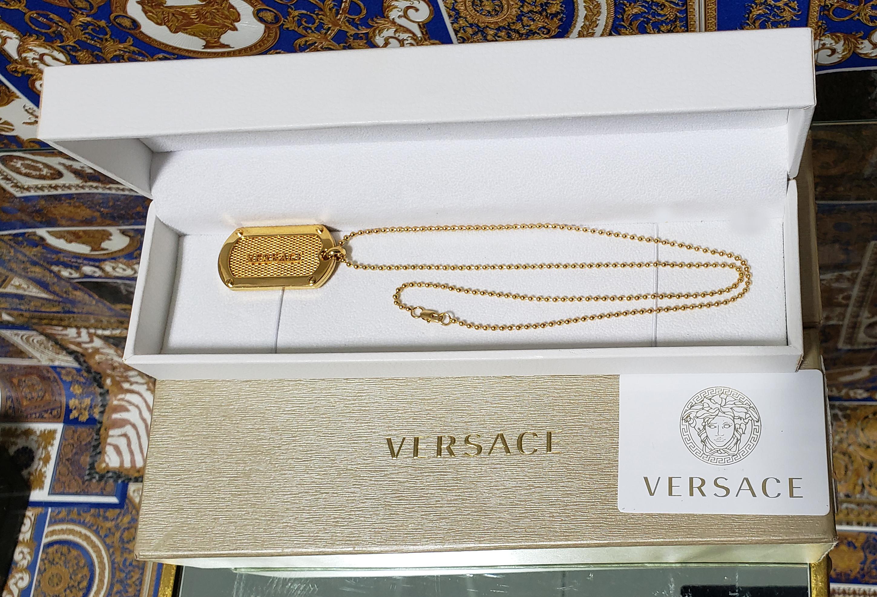 F/2012 Look # 8 VERSACE 24K GOLD PLATED CHAIN MEDUSA Medallion For Sale 1