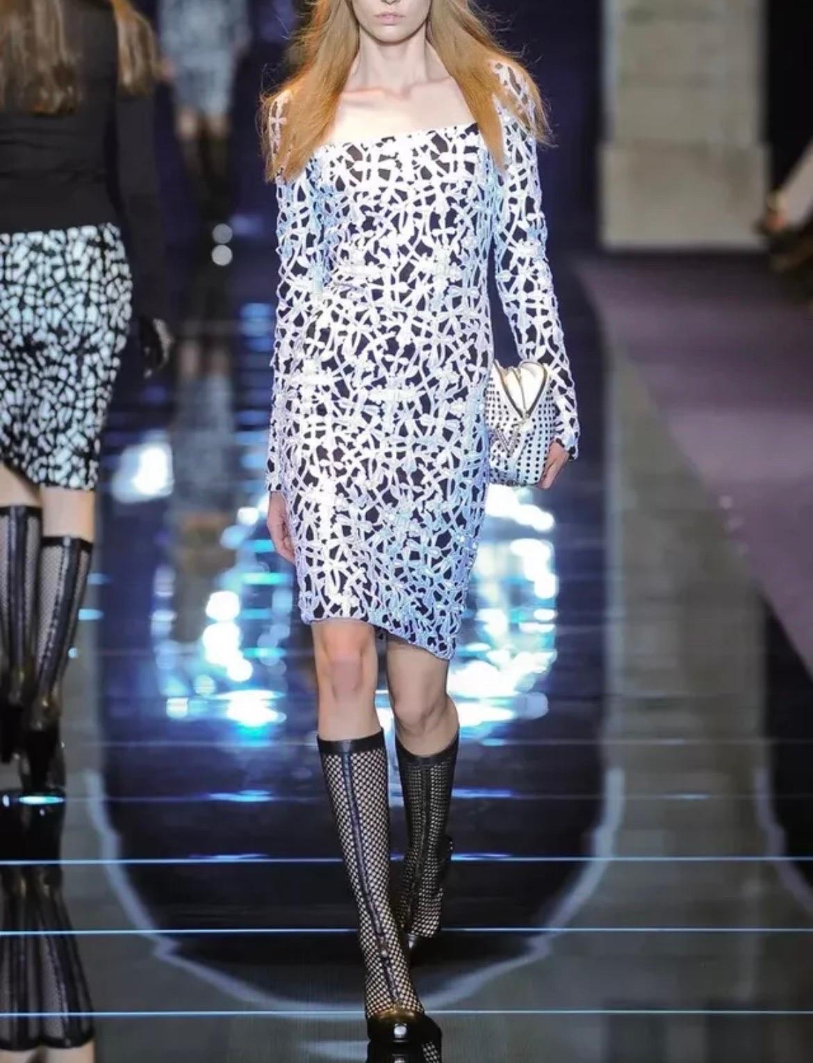 Gris F/2012 Look # 8 Versace Macrame Gothic Cross Robe de cocktail 38 - 2 en vente