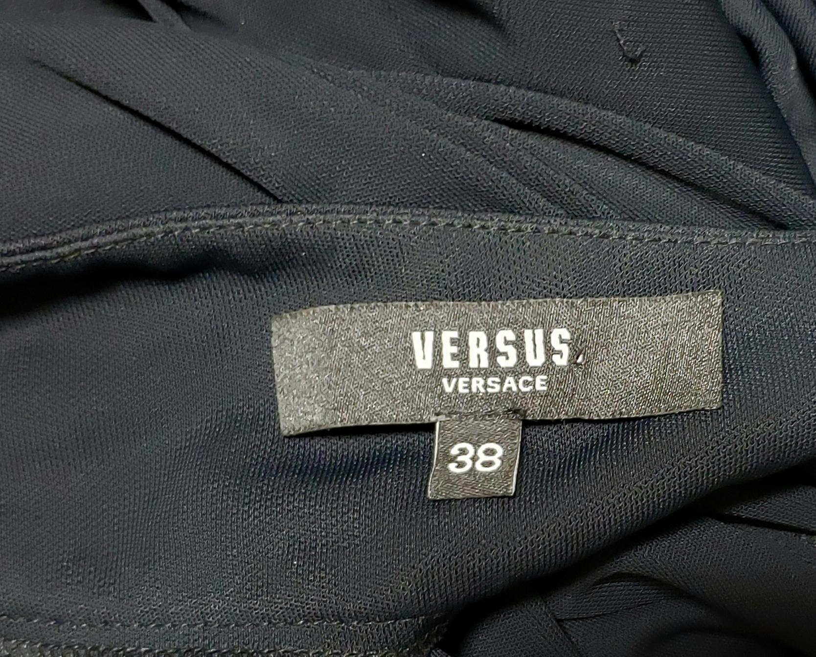 F/2015 L#16 VERSUS VERSACE+ANTHONY V.VESTIDO ASIMÉTRICO NEGRO CON PROFUNDO CUELLO EN V 38 - 2 en venta 7