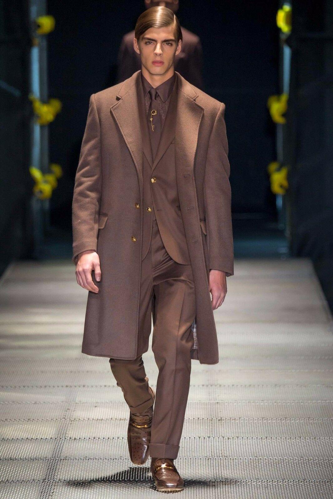  VERSACE 
Brown 100% Cashmere Coat with Gold-tone Buttons
Actual runway sample Fall/Winter 2015 Look # 2



Content: 100% cashmere
lining: 63% viscose, 37% cupro
2nd lining: 100% cotton

Fully lined and padded
Detailed with Versace signature buttons