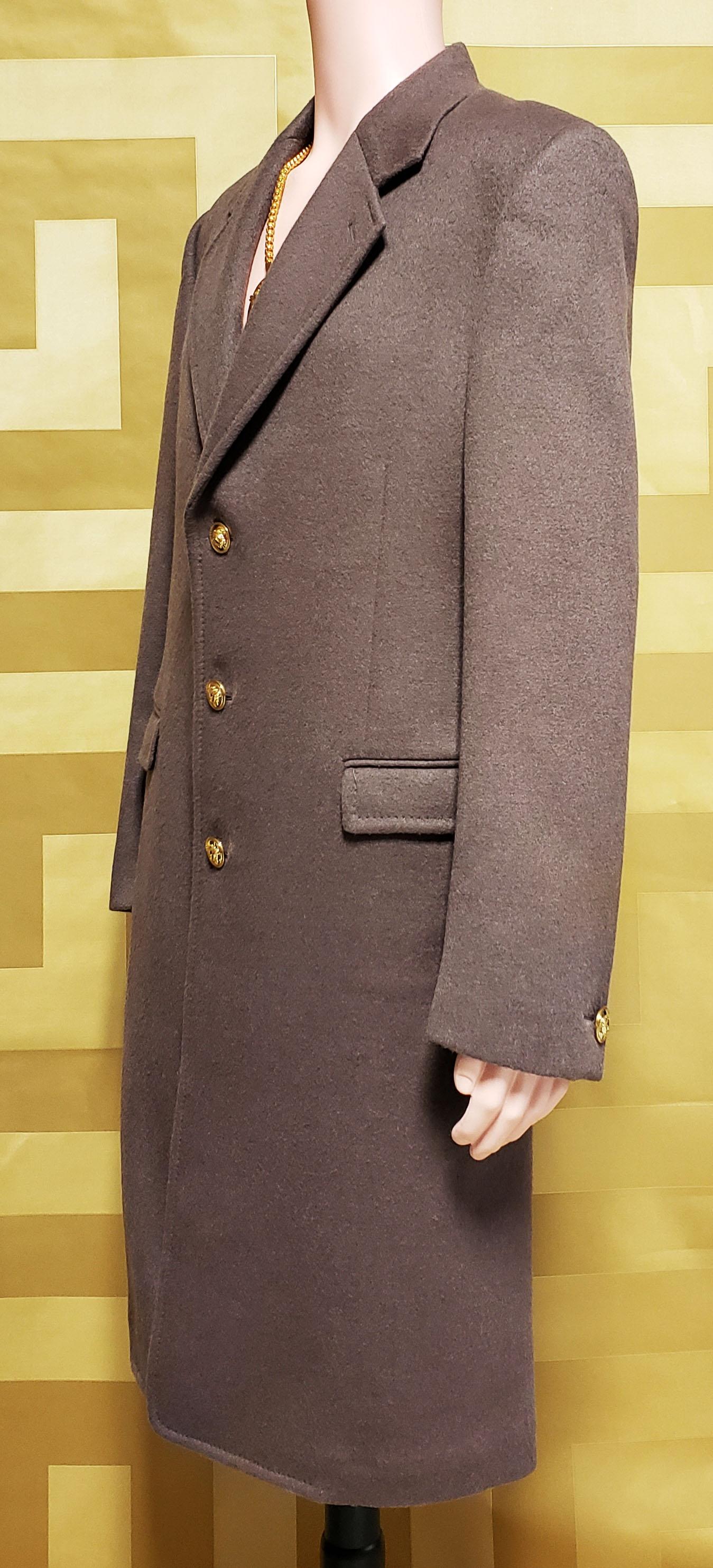 F/2015 L#2 - VERSACE - Manteau marron 100 % CASHMERE avec boutons dorés 50 - 40 Neuf - En vente à Montgomery, TX