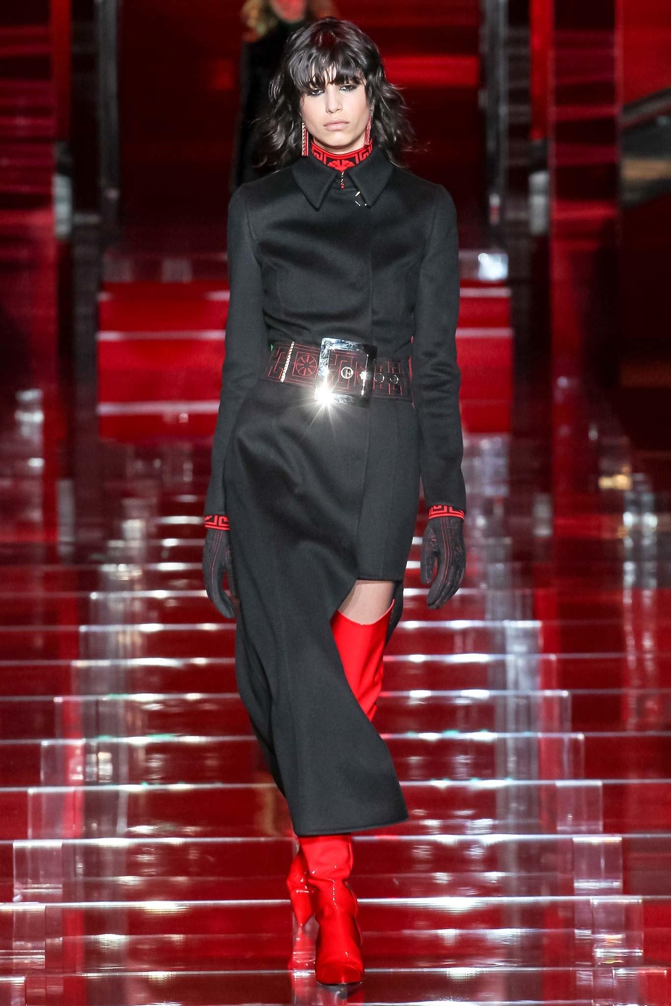 VERSACE

#GREEK collection Actual runway sample Fall 2015 LOOK #1

Black Suede Leather Belt with Red Embroidery

This Versace belt is crafted from fine soft suede. 

Finished with red embroidery and detailed with a bold silver square buckle. 

It is