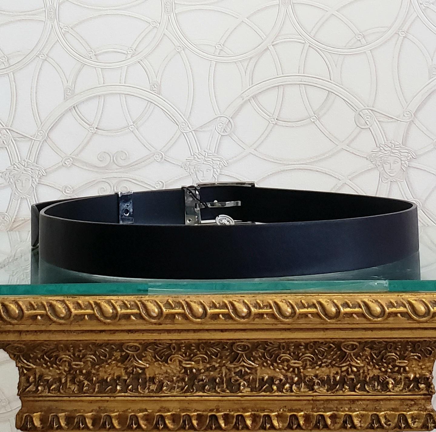 F/2016 VERSUS+VACCARELLO BLACK LEATHER BELT w/SILVER-TONE LION HARDWARE 90/36 In New Condition For Sale In Montgomery, TX
