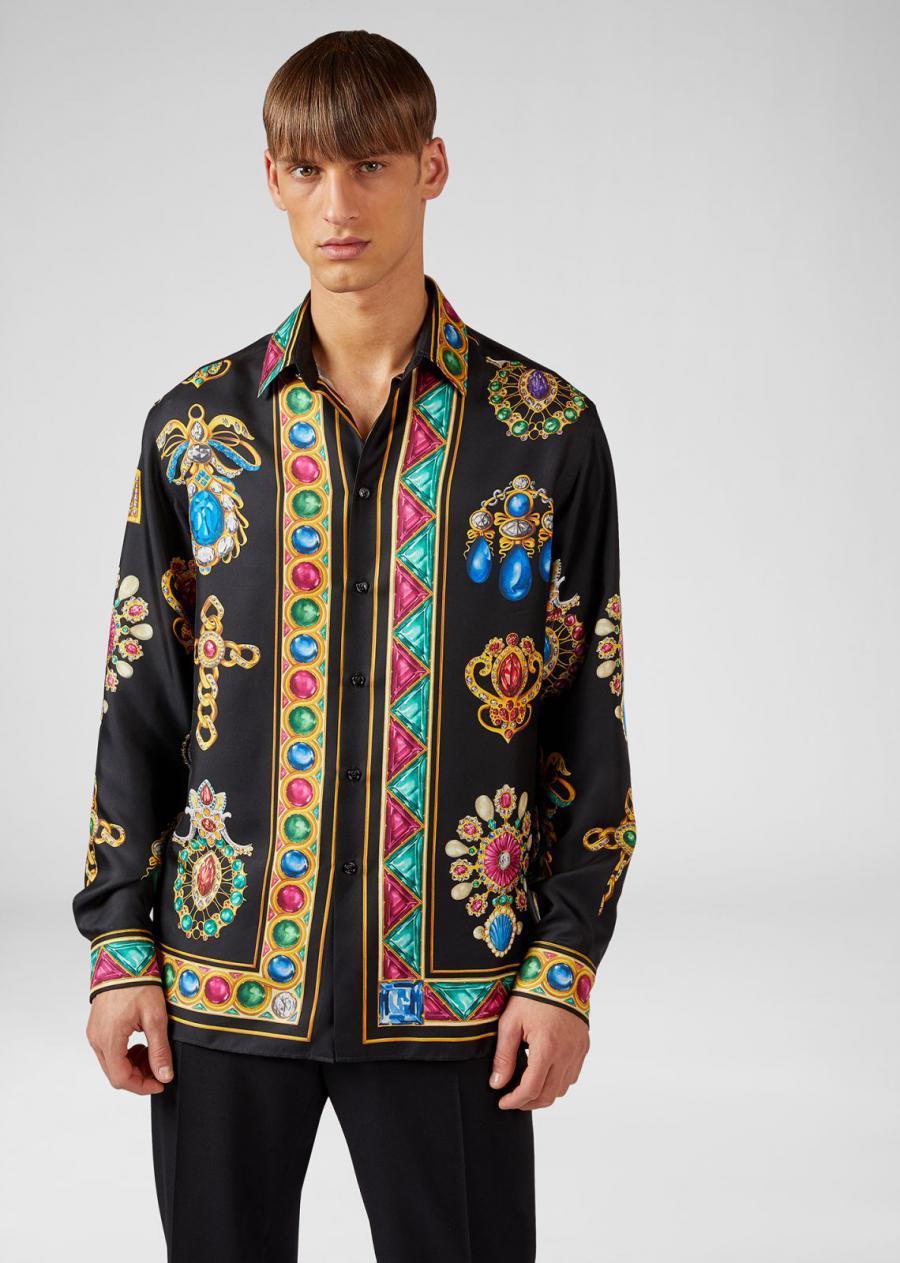 VERSACE 


Impresión Pierres Grandes
Collar
Abotonado
Manga larga

Confeccionado en excepcional sarga de seda, 
esta camisa abotonada luce el estampado Pierres Grandes,
 que representa un conjunto de joyas y piedras preciosas.
Contenido:
100%