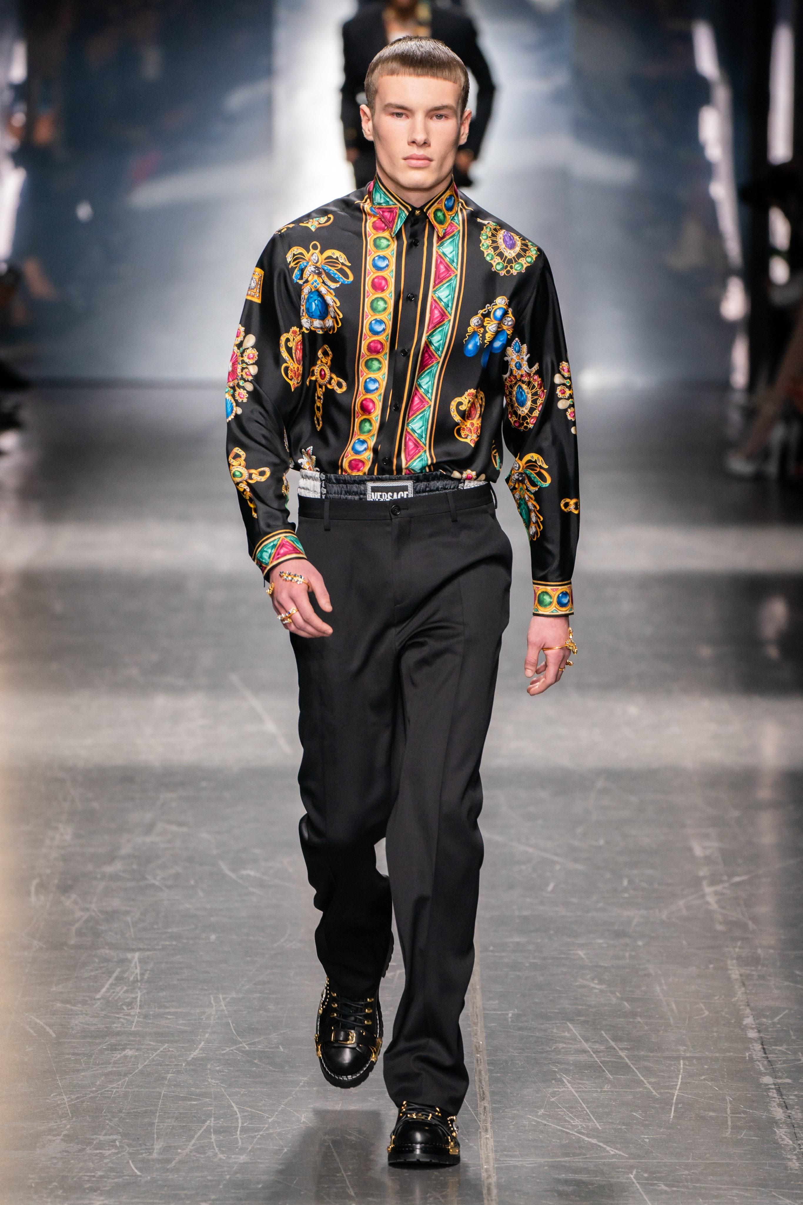 F/2019 Look # 51 NUEVA CAMISETA VERSACE NEGRA CON IMPRESIÓN DE DIAMANTES 100% SEDA IT 48, 52, 60 Negro