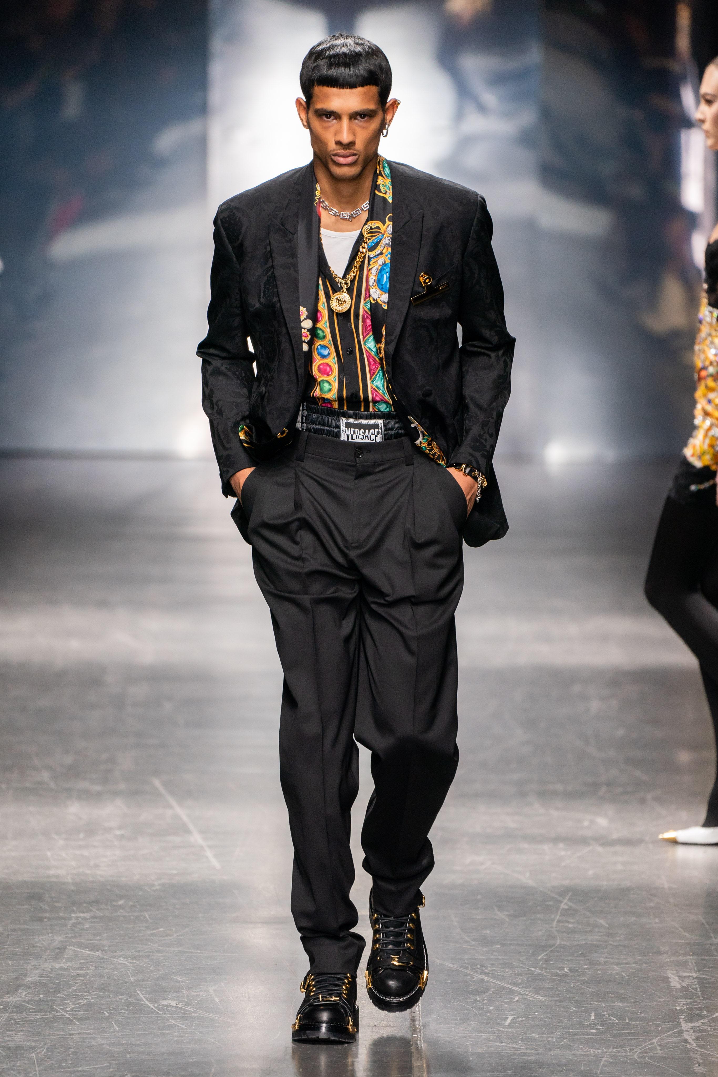 F/2019 Look # 51 NUEVA CAMISETA VERSACE NEGRA CON IMPRESIÓN DE DIAMANTES 100% SEDA IT 48, 52, 60 en Nuevo Estado en Montgomery, TX