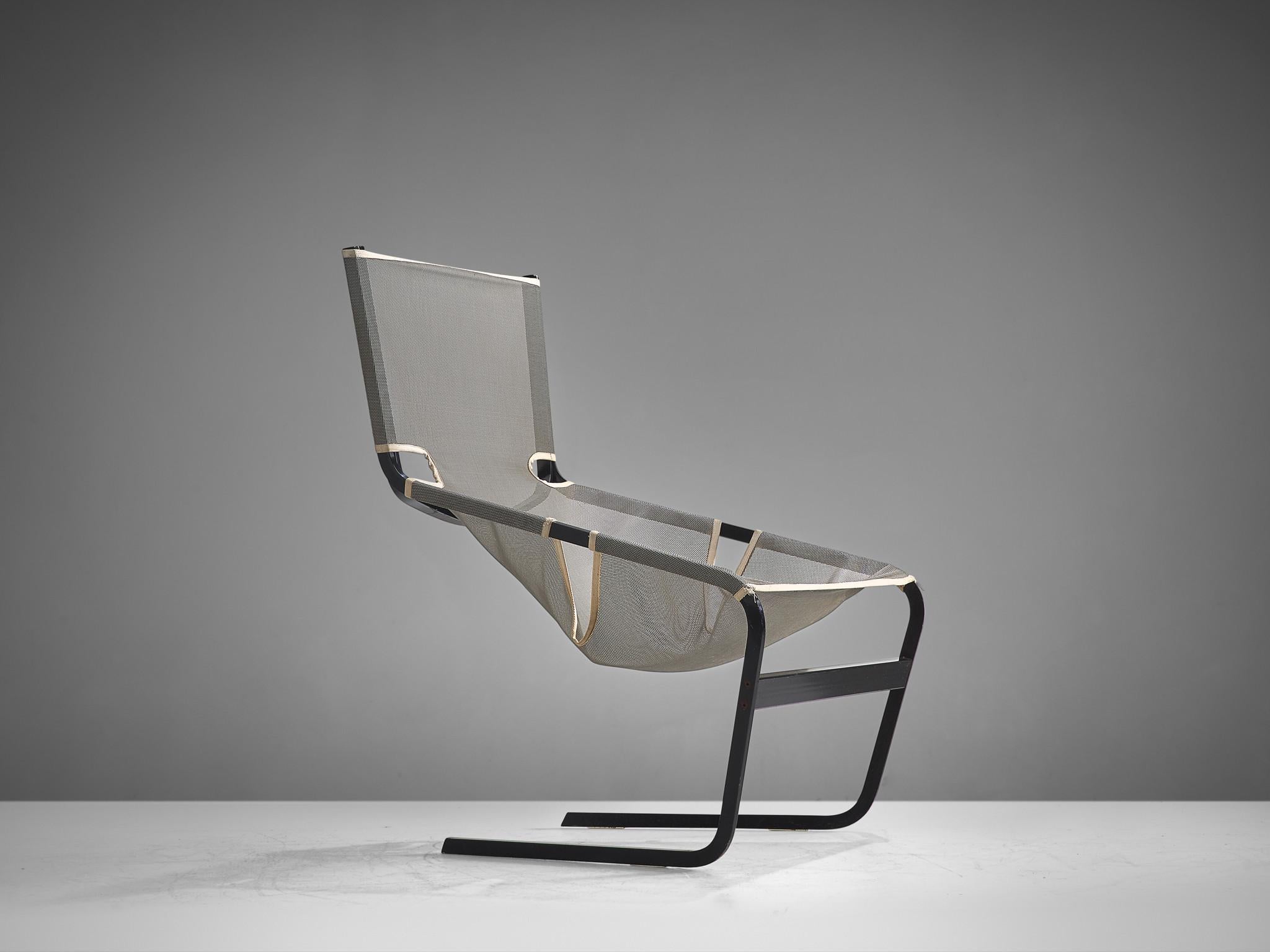 Easy chair by Pierre Paulin, metal and mesh, F444, the Netherlands, circa 1962.

This mesh F-444 chair is designed by Pierre Paulin for Artifort in 1962. This chair shows sharp lines and features an angled open seat that features as a floating seat.