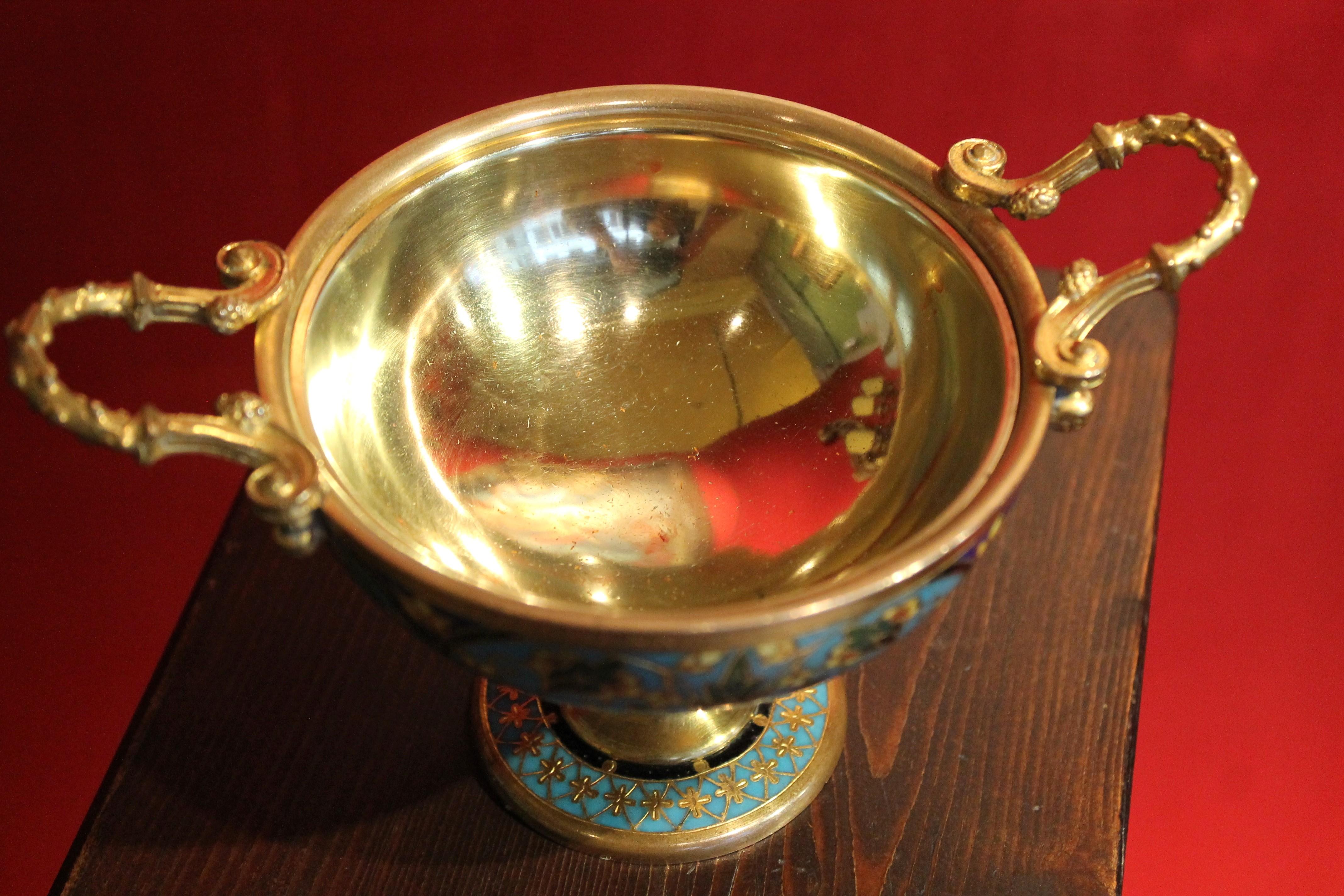F. Barbedienne, 19e siècle Coupe Tazza en bronze doré et émail cloisonné en vente 1