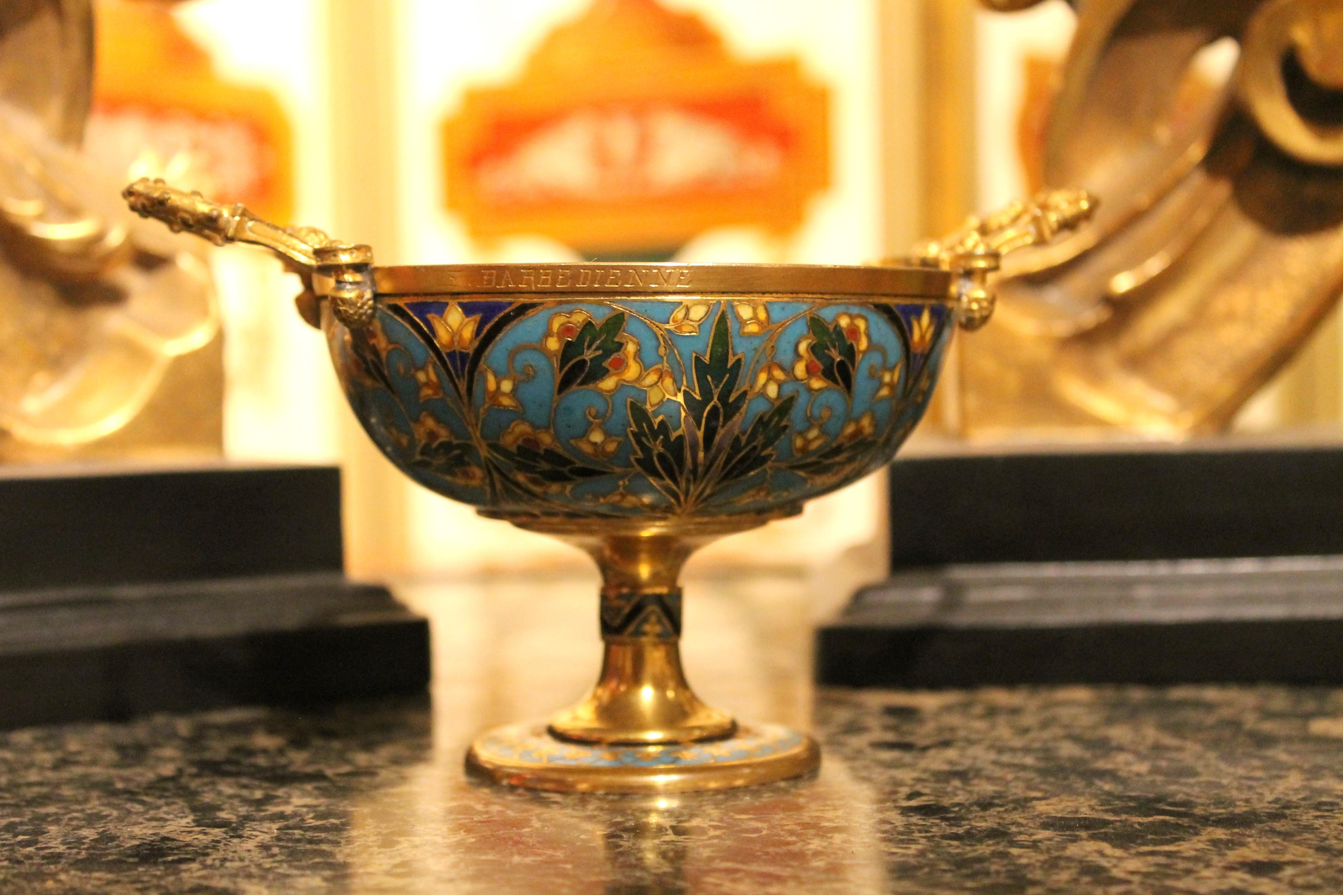 F. Barbedienne, 19e siècle Coupe Tazza en bronze doré et émail cloisonné en vente 2