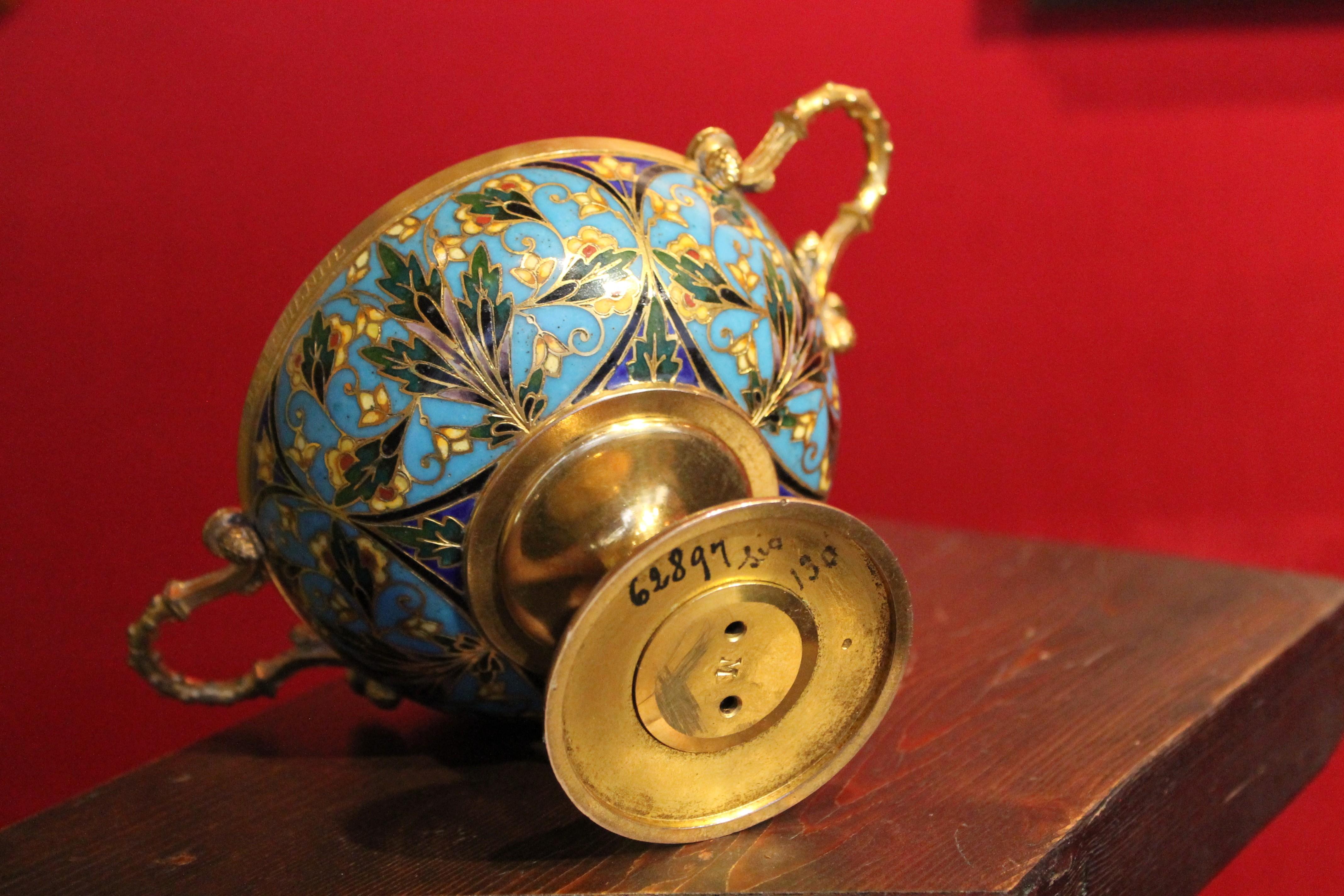 Doré F. Barbedienne, 19e siècle Coupe Tazza en bronze doré et émail cloisonné en vente