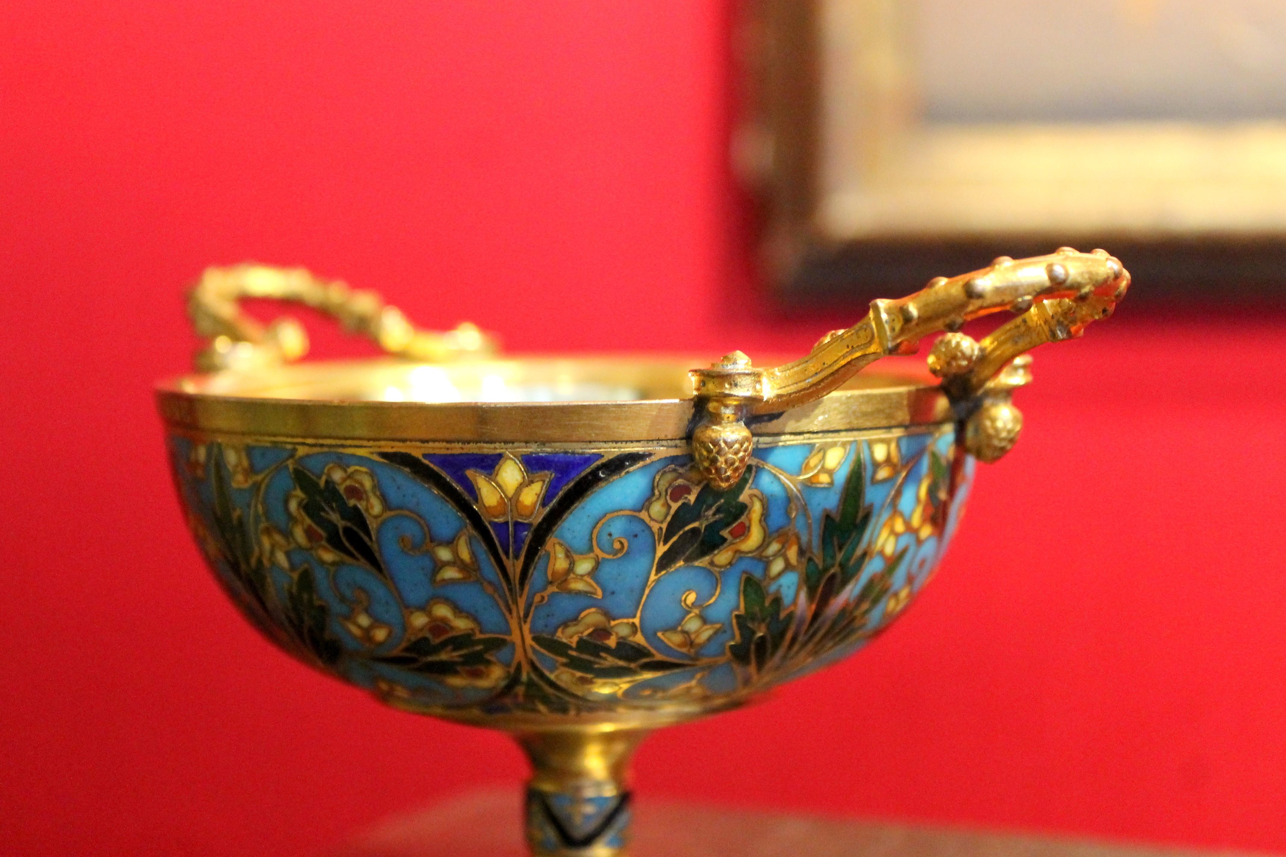 XIXe siècle F. Barbedienne, 19e siècle Coupe Tazza en bronze doré et émail cloisonné en vente