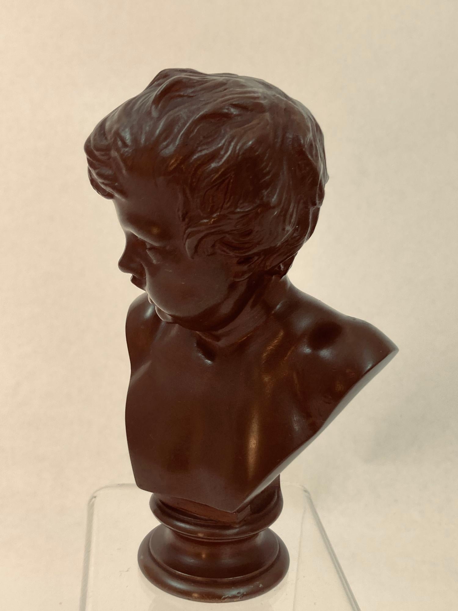 F. Scultura in bronzo della Fonderia Barbedienne raffigurante la testa di un ragazzo, circa alla fine del XIX secolo.
Scultura figurativa in bronzo con busto di un ragazzo, XIX secolo.
Piccola testa di ragazzo in bronzo, ben dettagliata, firmata sul