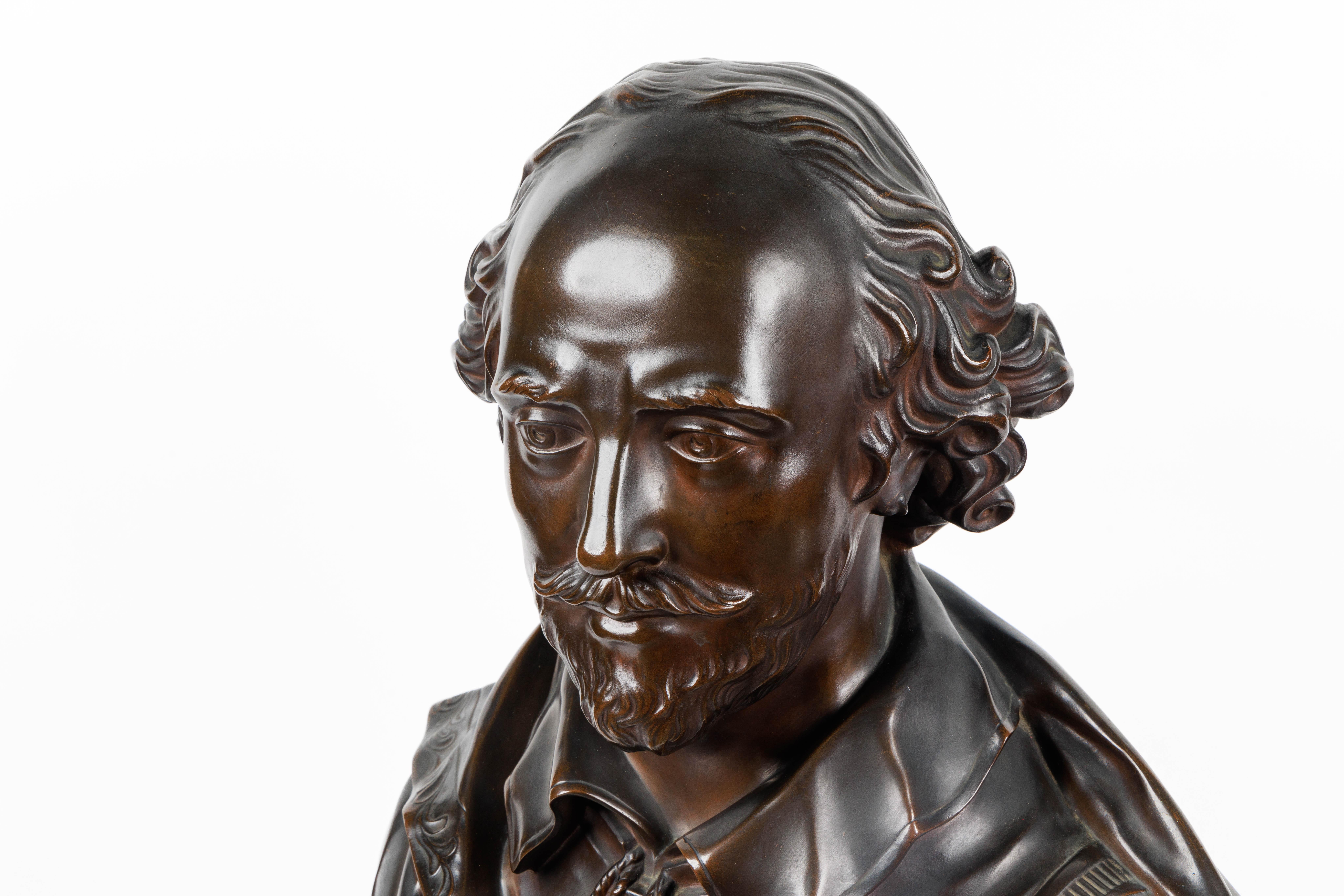 Buste monumental en bronze patiné français de William Shakespeare, d'après Houdon, par la fonderie F. Barbedienne, vers 1870.

Sculpté de façon magistrale et réaliste dans du bronze massif, ce buste trouvera sa place comme pièce maîtresse dans une