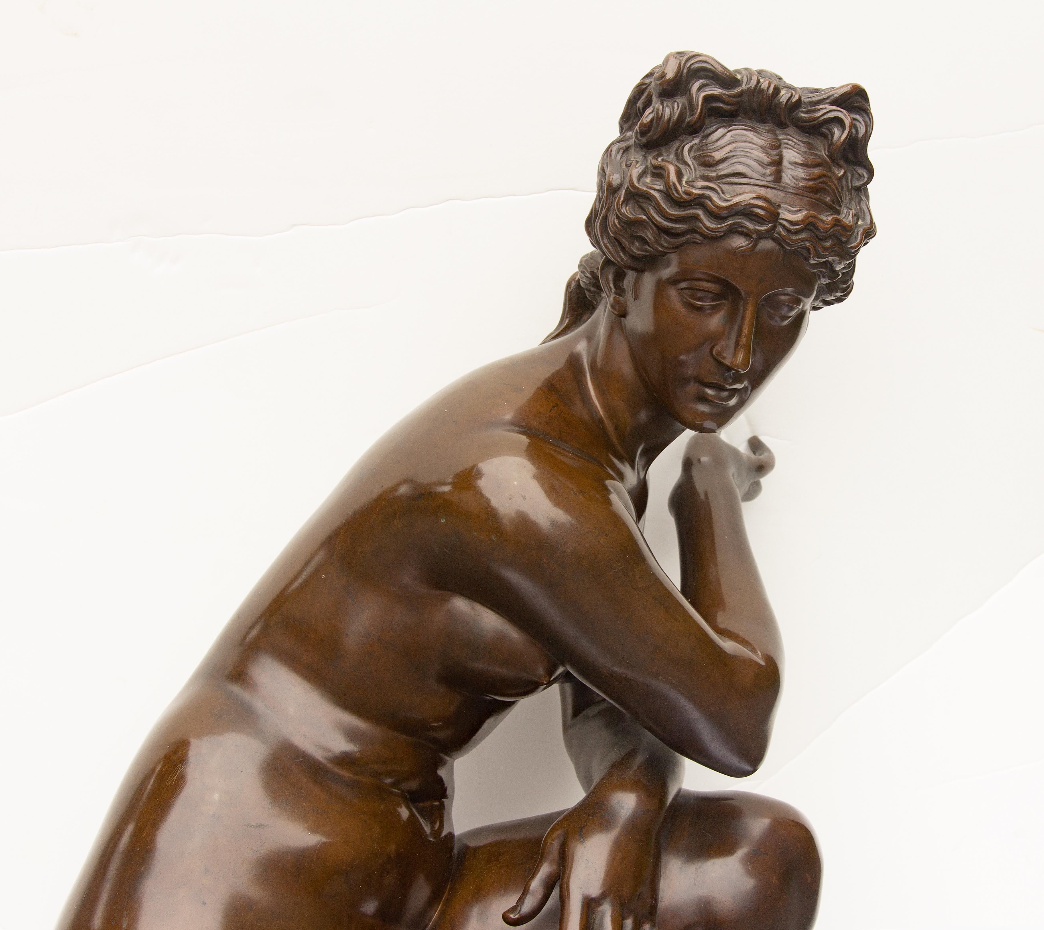 Venus agazapada Gran Tour Escultura de bronce patinado F. Barbedienne  Fondeur - Sculpture de F. Barbedienne Foundry