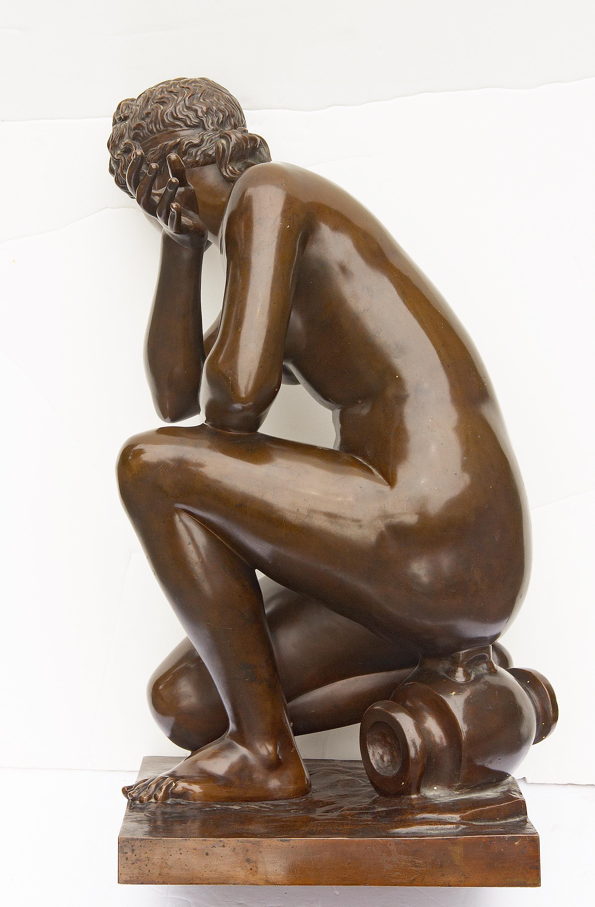 Venus agazapada Gran Tour Escultura de bronce patinado F. Barbedienne  Fondeur - Nude Sculpture Oro de F. Barbedienne Foundry