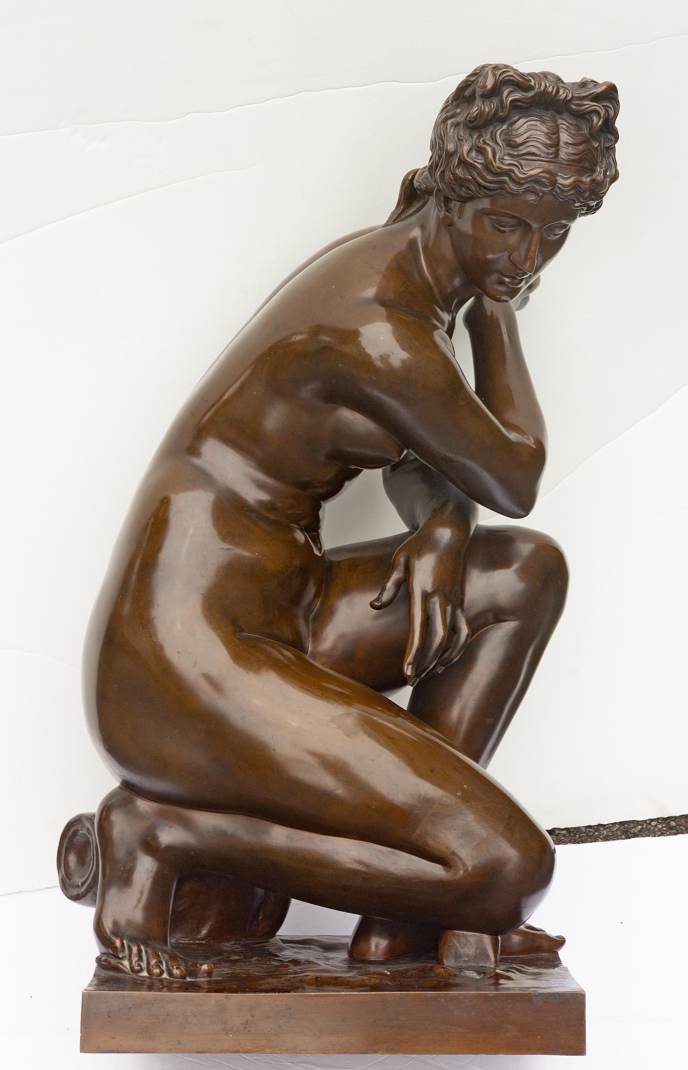 Venus agazapada Gran Tour Escultura de bronce patinado F. Barbedienne  Fondeur en venta 1