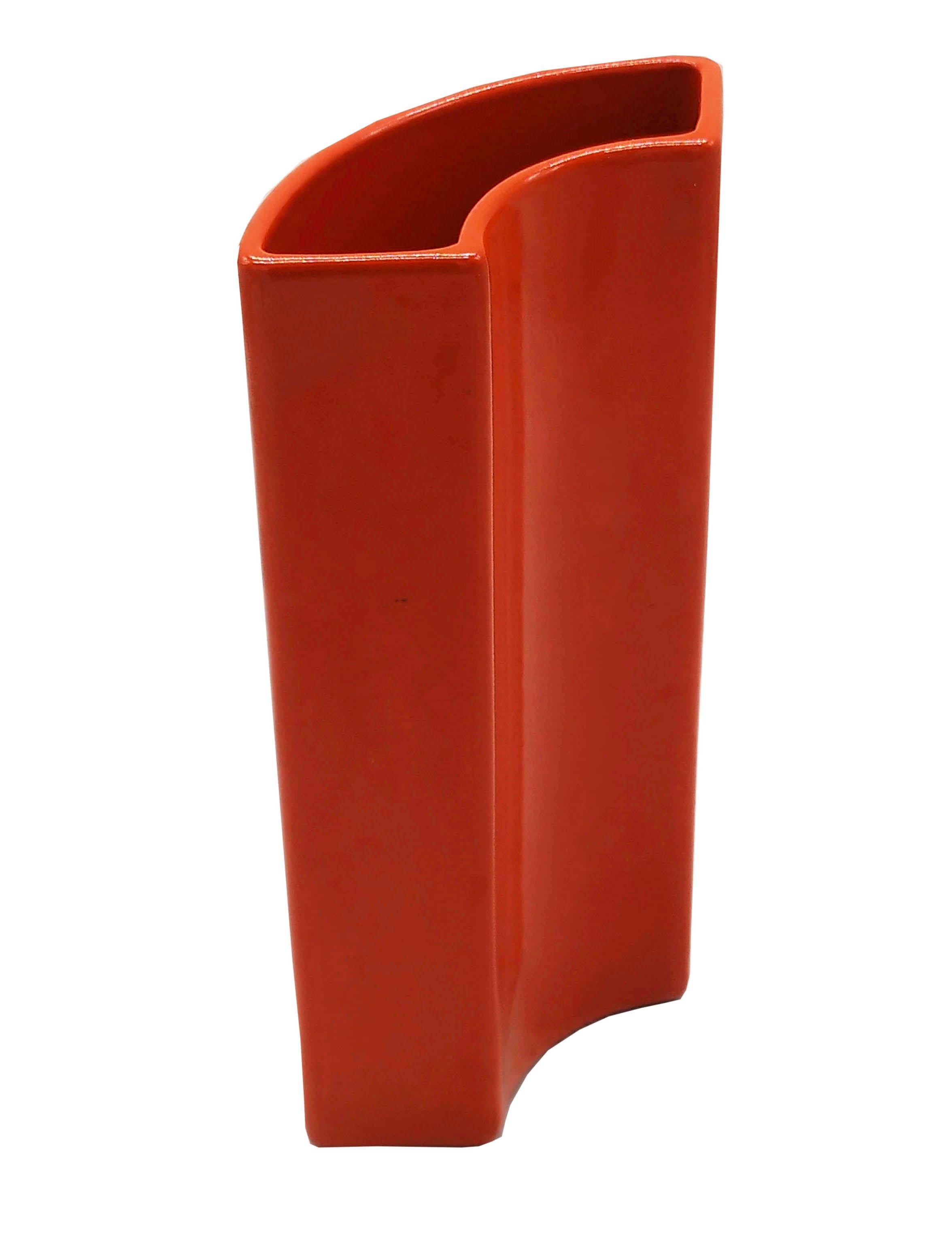 Vaso in ceramica smaltata arancione mod. 2005 progettato da F. Bertoli per l'azienda italiana F.A.I.P. Muggio' negli anni '70.