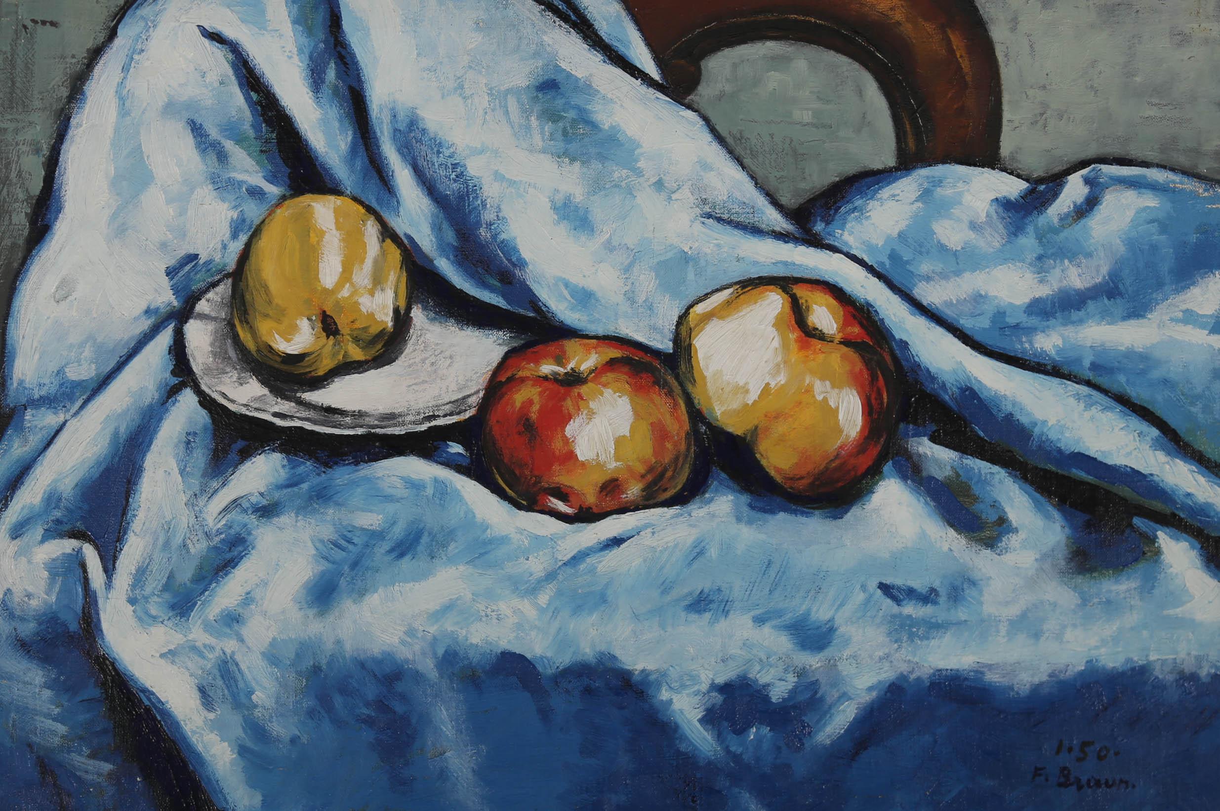 Un encantador bodegón que representa tres manzanas colocadas cuidadosamente sobre un paño azul. Esta pieza se inspira en los bodegones de Matisse, en los que el color y la forma son el centro de la composición. Firmado y fechado en la parte inferior