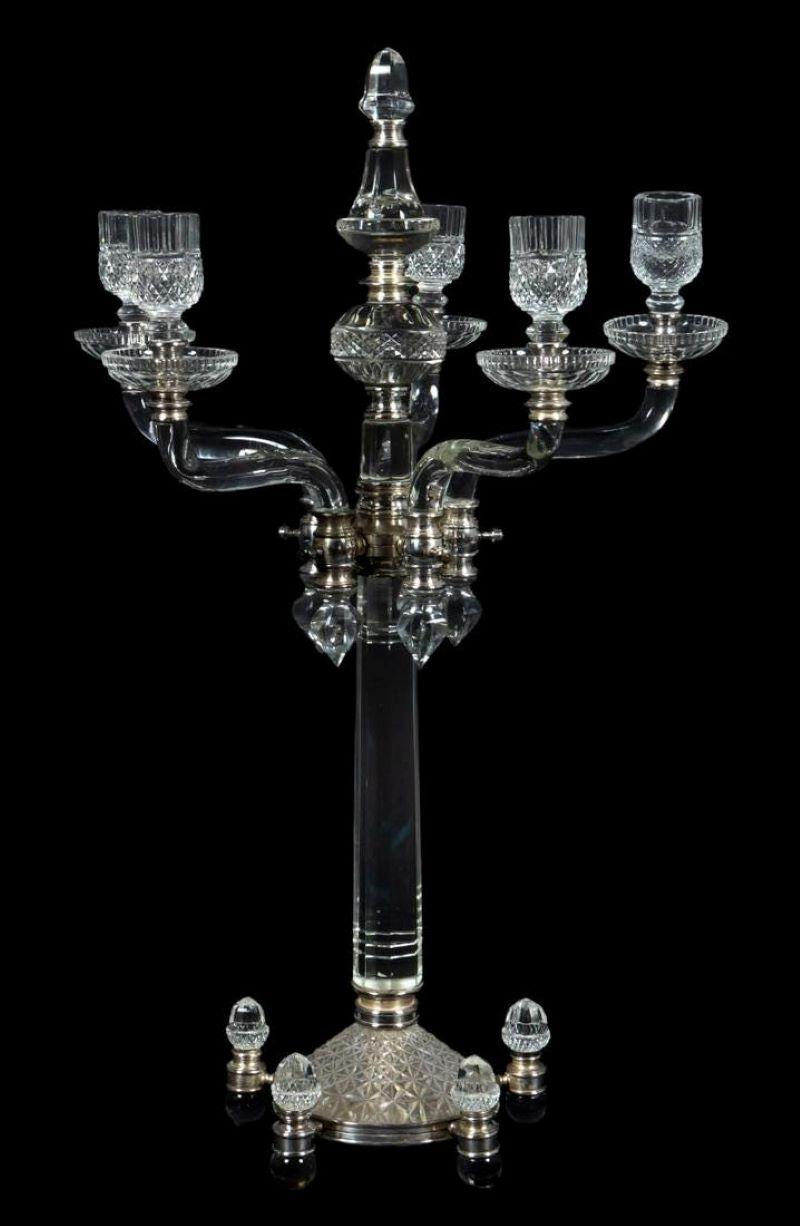 F. & C. Osler (inglese, fondata nel 1807). Grande candelabro a cinque bracci in cristallo montato su lastra d'argento e sostenuto da cinque piedi a sfera in cristallo. Parti metalliche numerate. 
Inghilterra, circa 1880. Dimensioni: H. 24,75