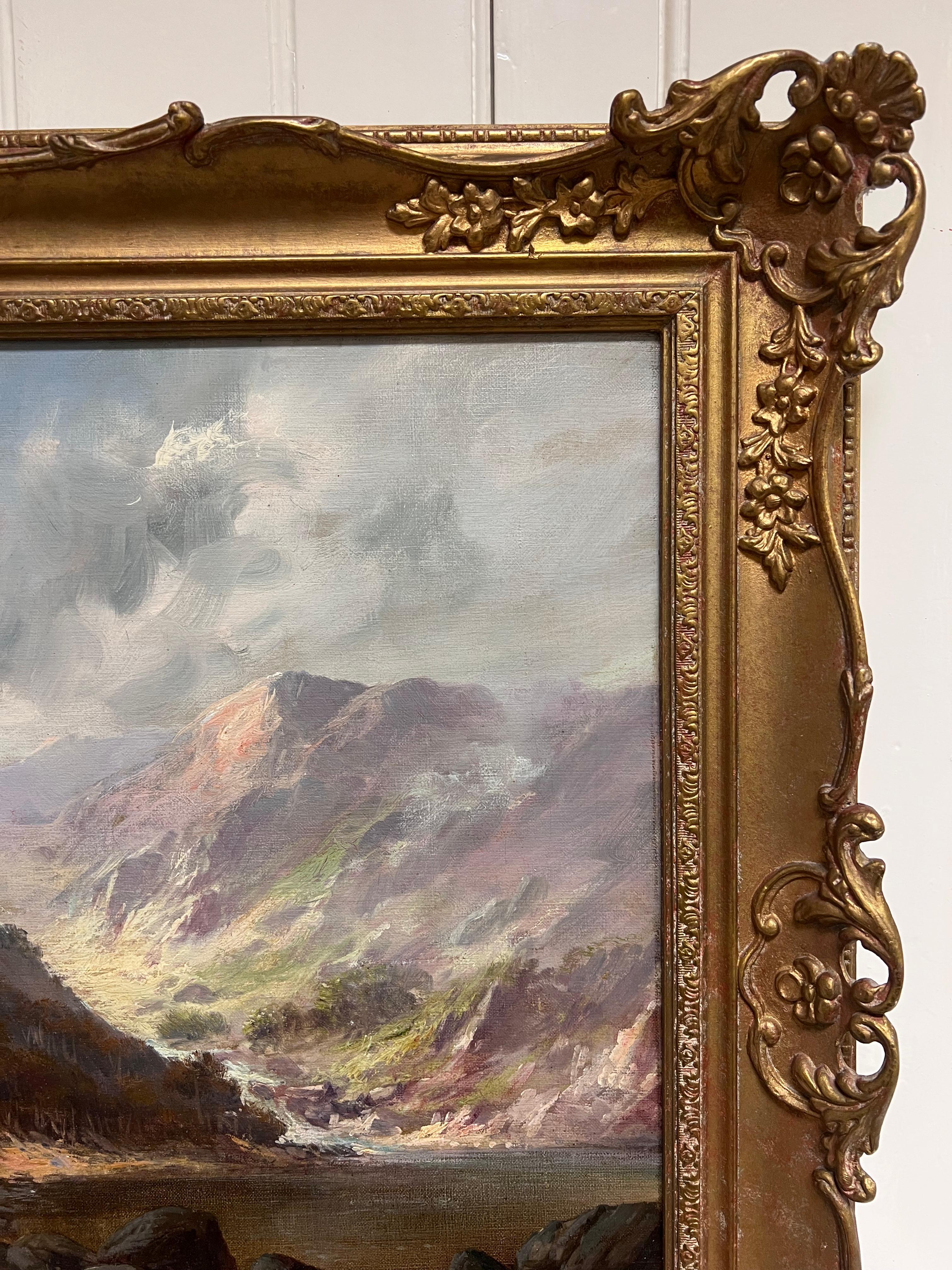 Huile ancienne Écosse Highland Loch Valley Cottages Path Mountains Dramatic Sky - Victorien Painting par F. E. Jamieson