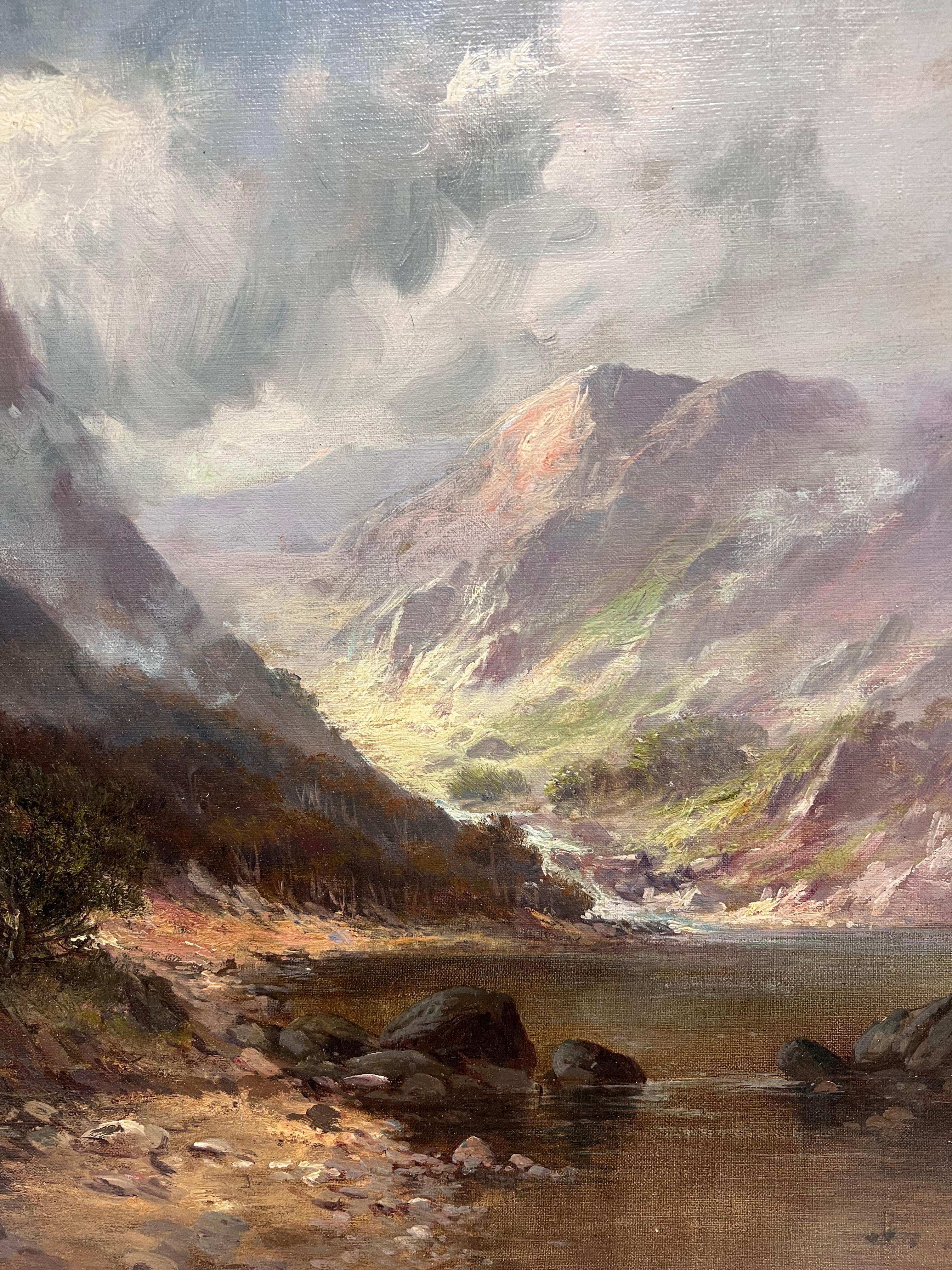Huile ancienne Écosse Highland Loch Valley Cottages Path Mountains Dramatic Sky - Marron Landscape Painting par F. E. Jamieson