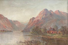Antico cottage scozzese delle Highlands tranquillo in riva al lago all'ombra di Lochgoilhead