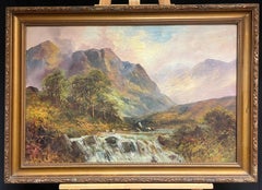 Antico olio scozzese con cascata delle Highlands e montagne distanti