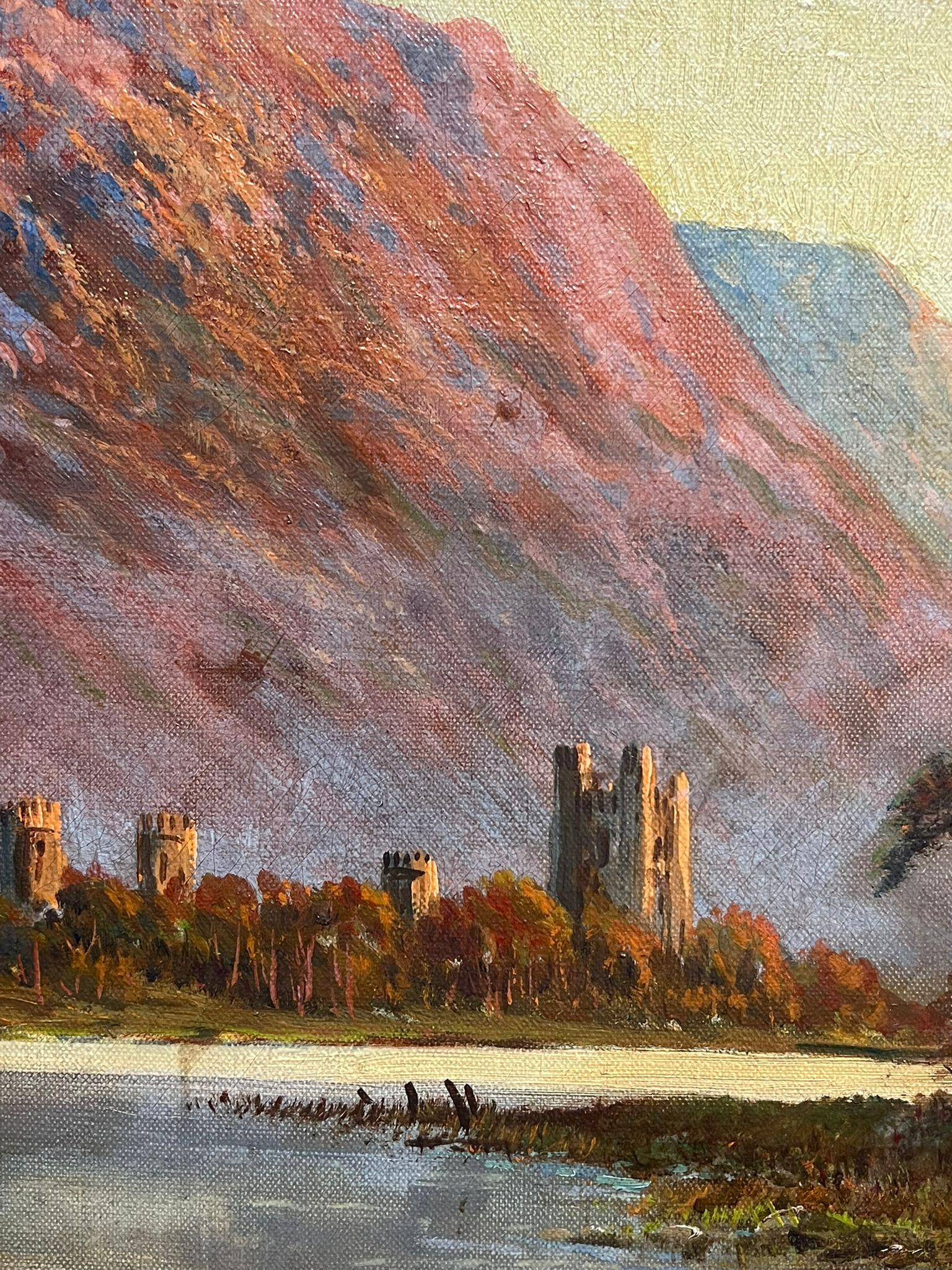 Majestätliche Ansicht des Schlosses von Kilchurn in der Dämmerung mit Blick auf das Wasser von Loch Awe im Angebot 1