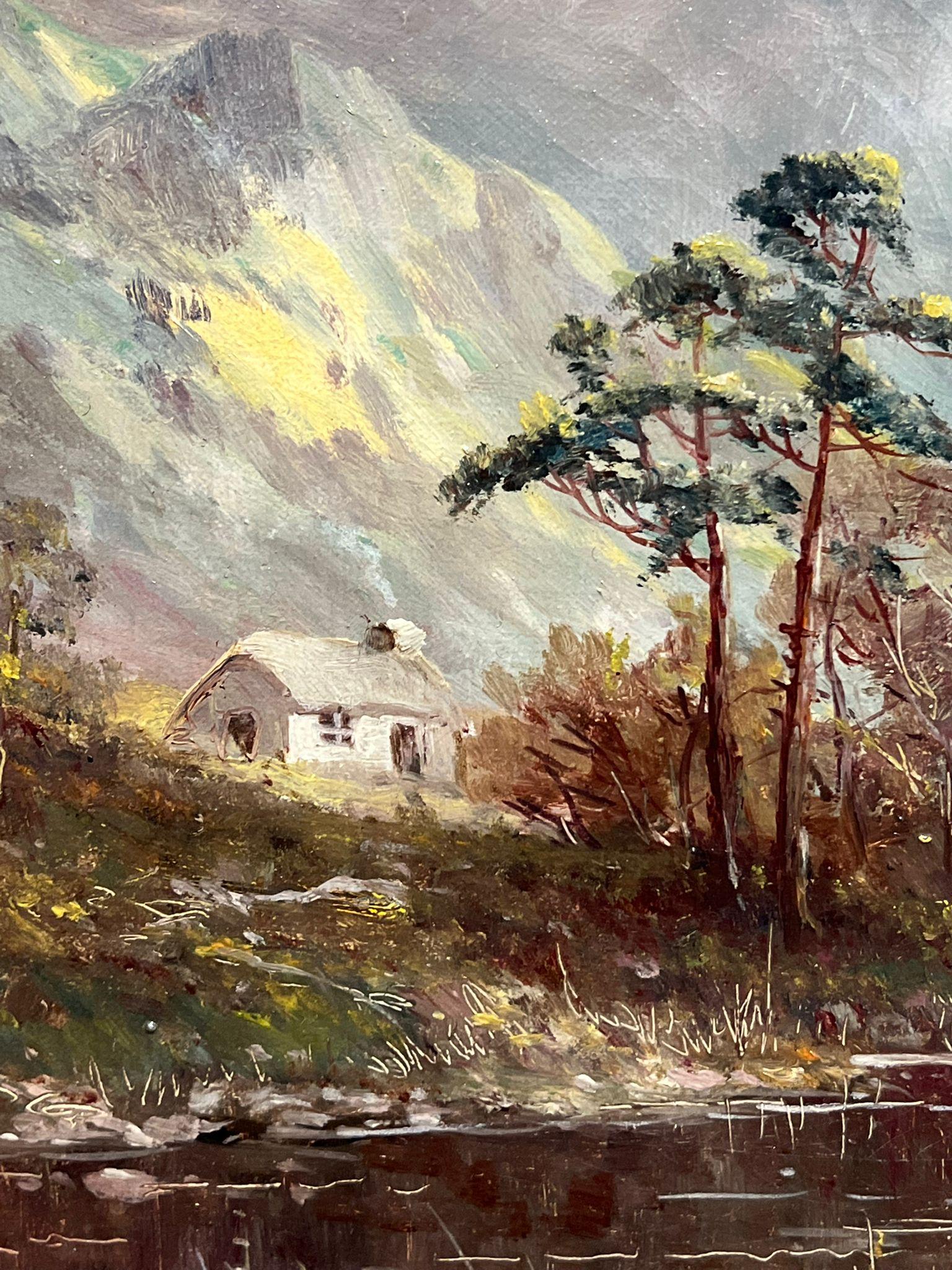Tranquila Highland Reflexión Pintura al Óleo Montaña Loch con Cottage Perthshire en venta 2