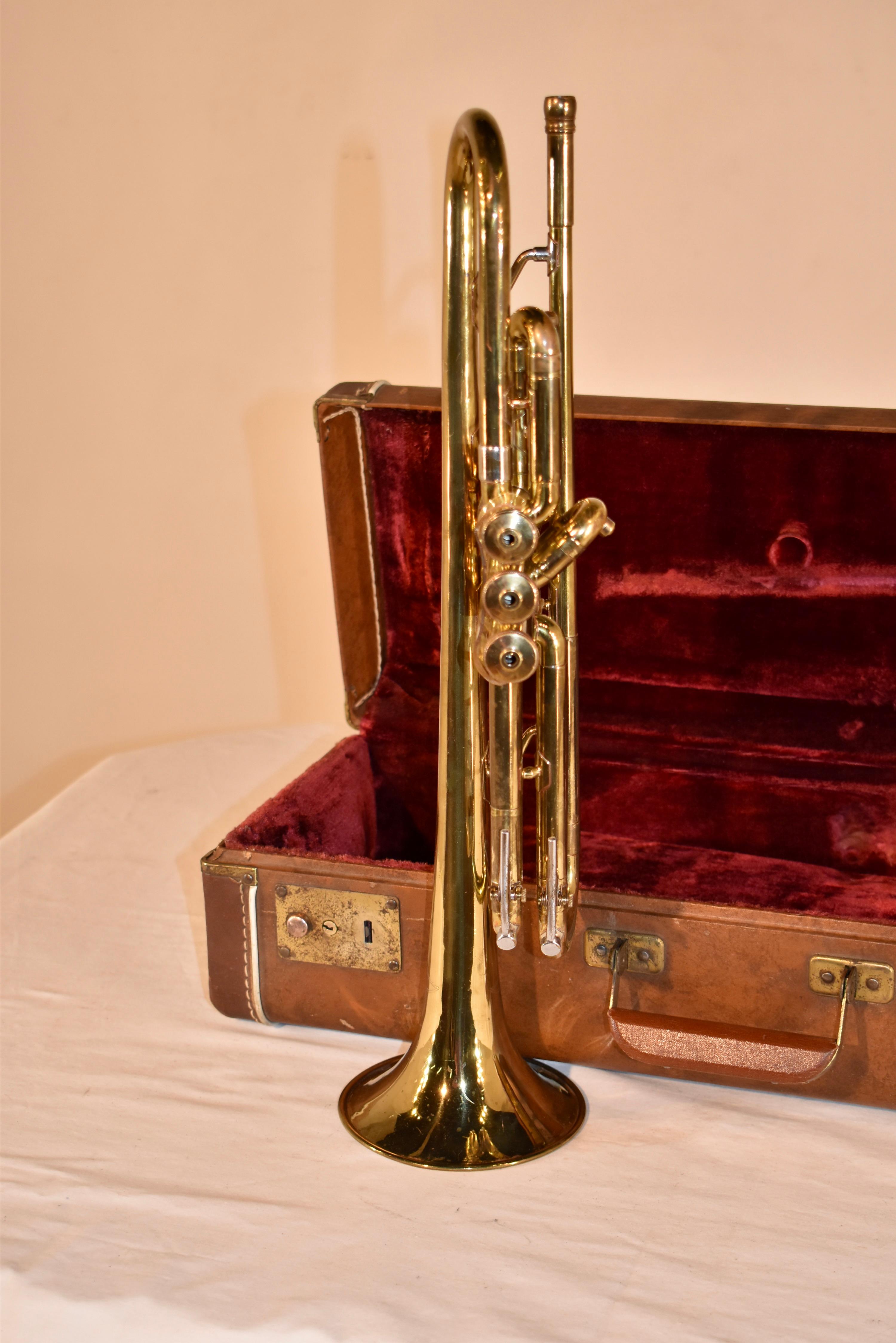 Trompette Ambassador de F E Olds & Son dans son étui d'origine.  La trompette mesure 19 L x 4.38 D x 6 H.  La trompette a été fabriquée à Los Angeles et le numéro de série est 81069, ce qui date sa production de juillet 1952.  Il s'agit d'un très