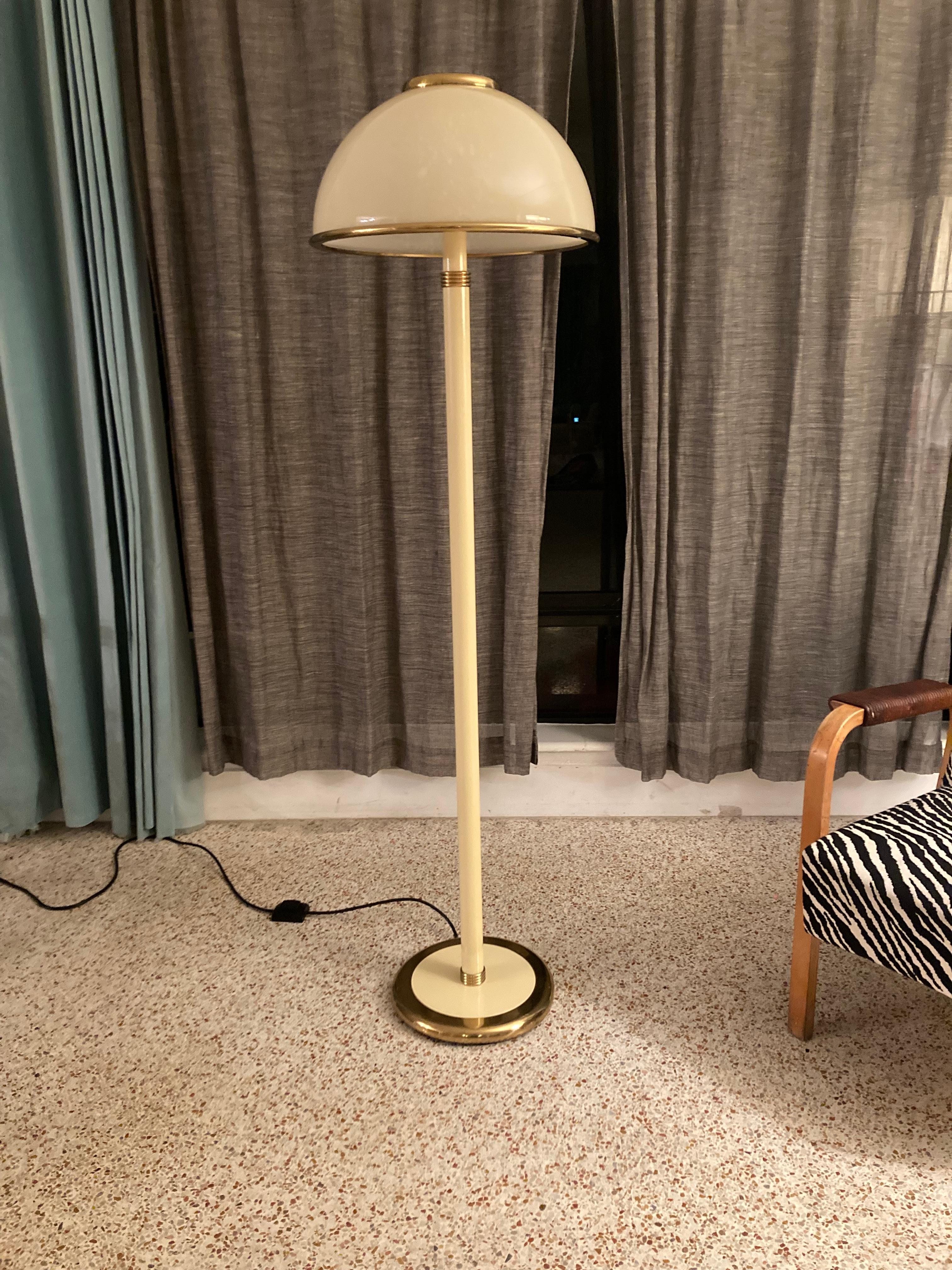 Great F.Fabbian floor lamp, murano glass shade. Beige finished metal and brass details. Made in Italy in 1984.