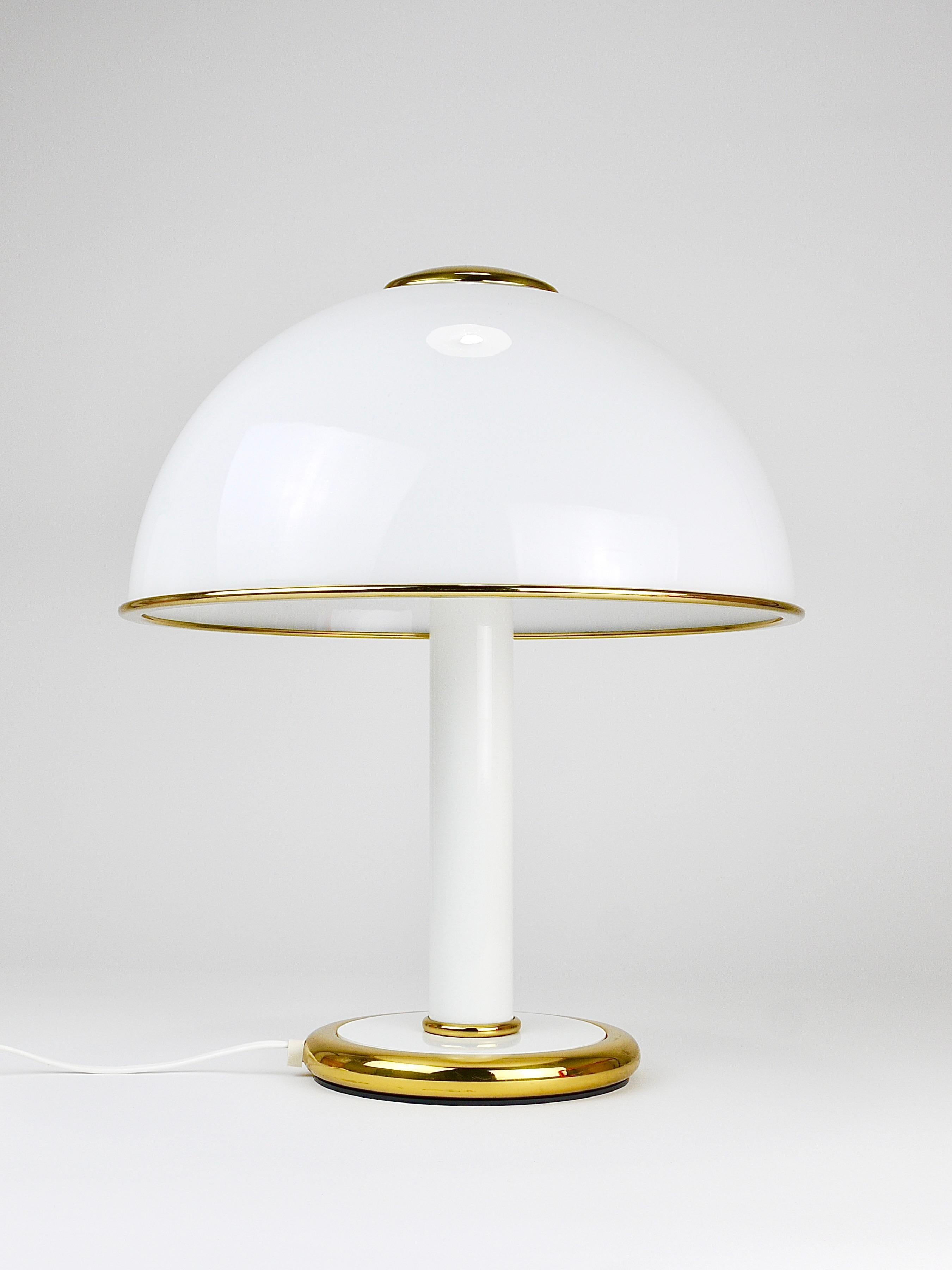 Preciosa lámpara de sobremesa, auxiliar o de mesilla de noche italiana de estilo Hollywood Regency de la década de 1970, fabricada por F. Fabbian Illuminazione, Italia. La lámpara tiene una base lacada en blanco y una pantalla semiesférica de