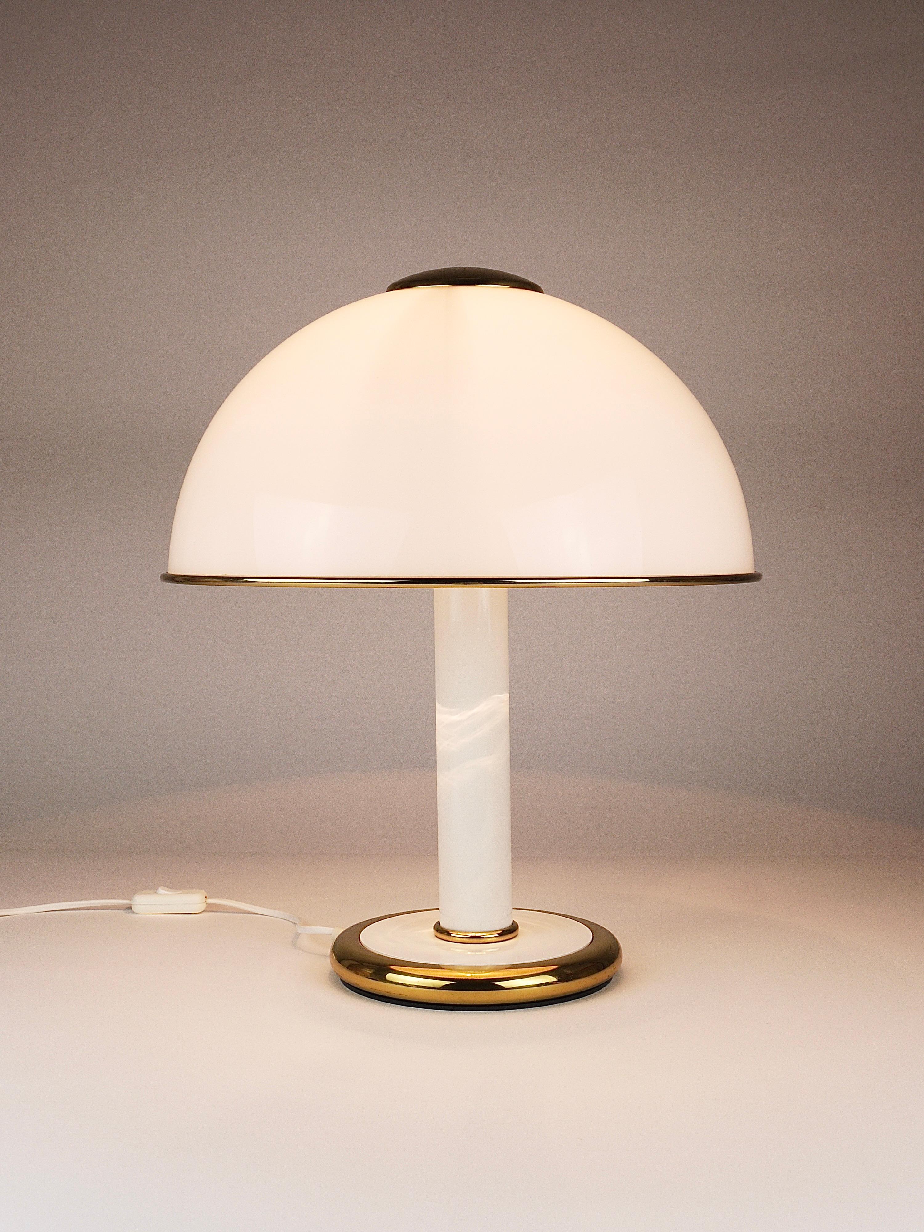 F. Fabbian Lámpara auxiliar de mesa de cristal de Murano dorado y blanco en forma de seta, Italia, años 70 en Bueno estado para la venta en Vienna, AT