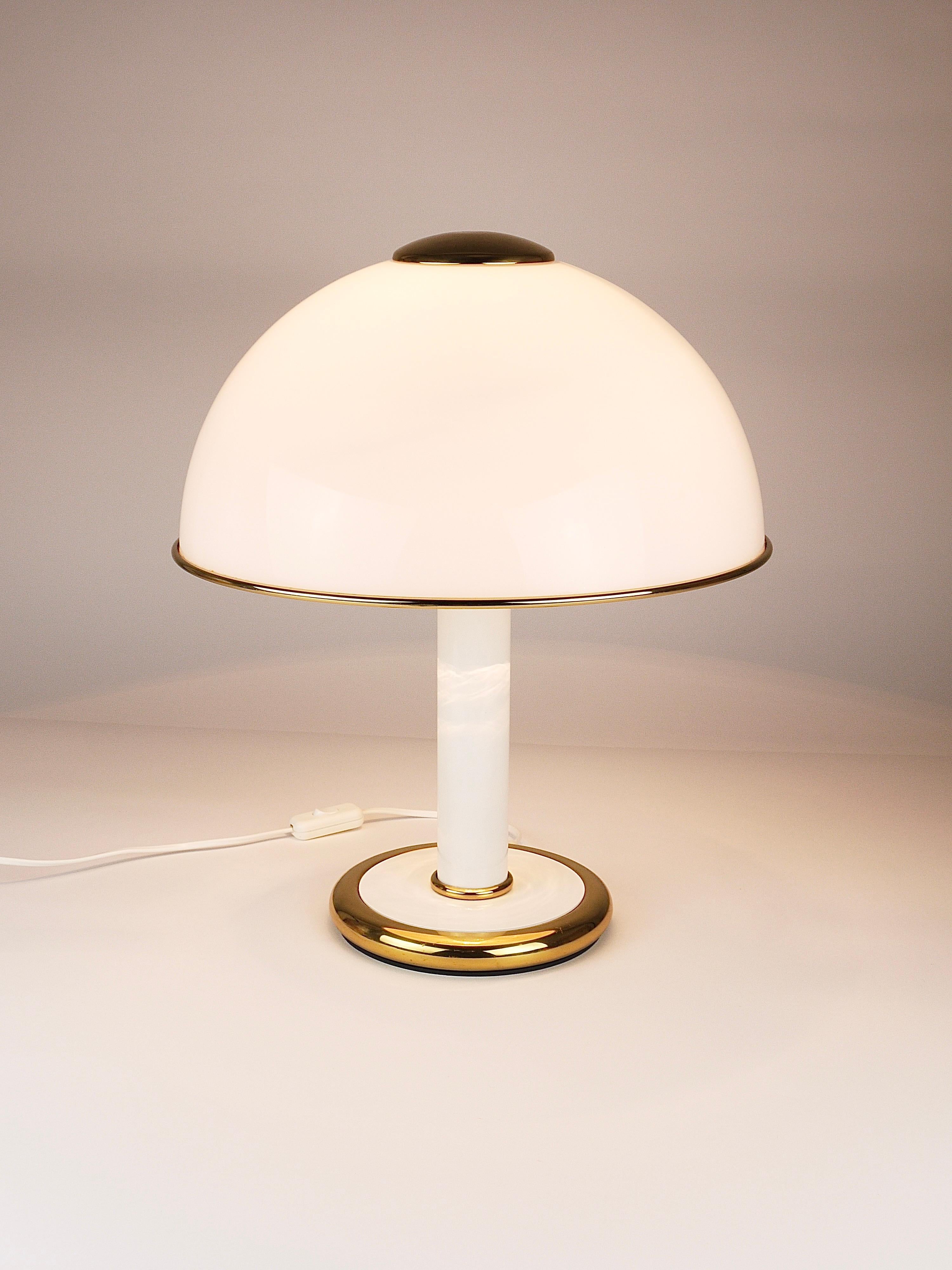 F. Fabbian Lámpara auxiliar de mesa de cristal de Murano dorado y blanco en forma de seta, Italia, años 70 en venta 2