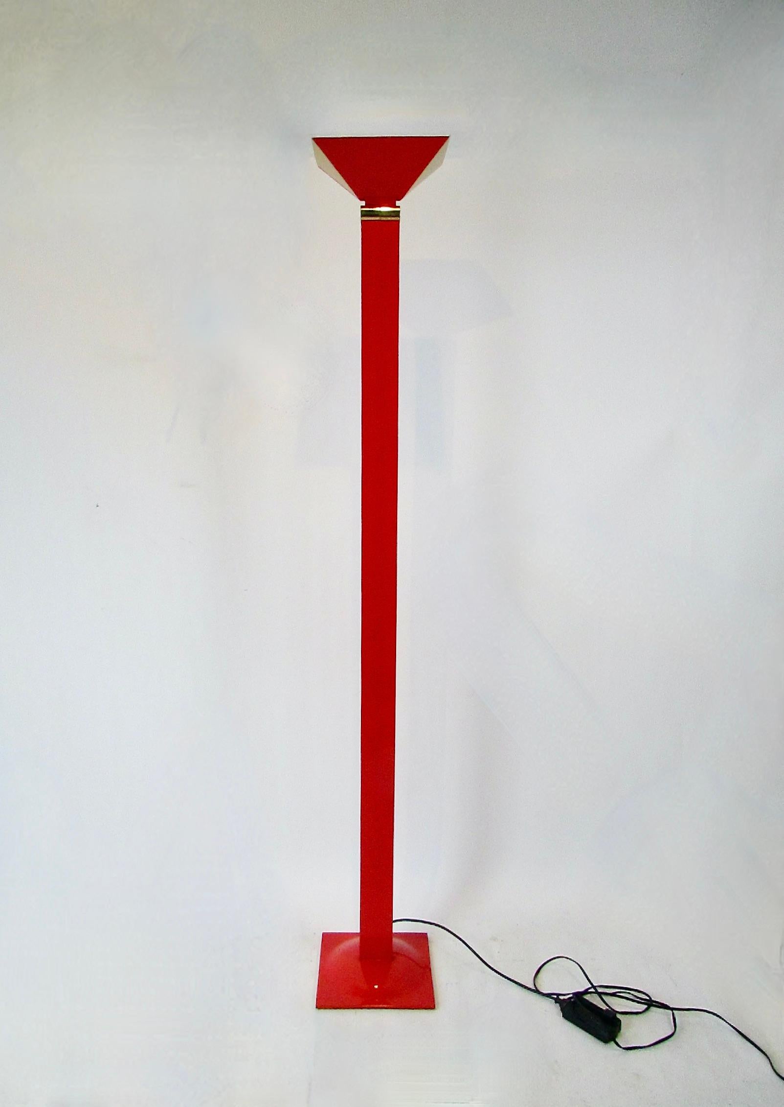 XX secolo F. Fabbian Italia Torchiera rossa regolabile in ottone dell'epoca Memphis in vendita