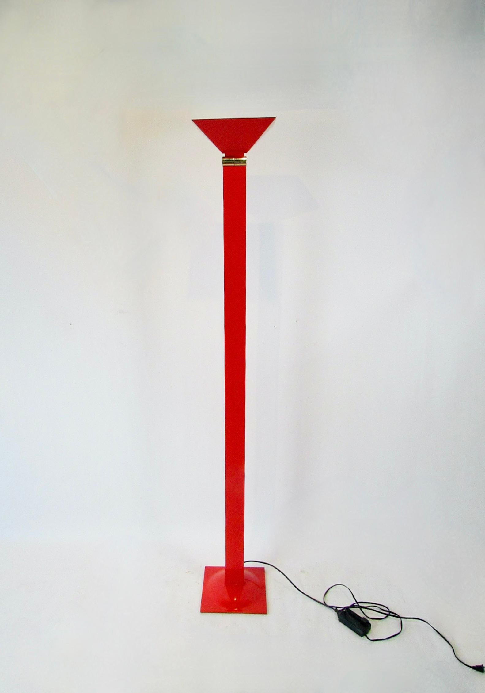 Ottone F. Fabbian Italia Torchiera rossa regolabile in ottone dell'epoca Memphis in vendita