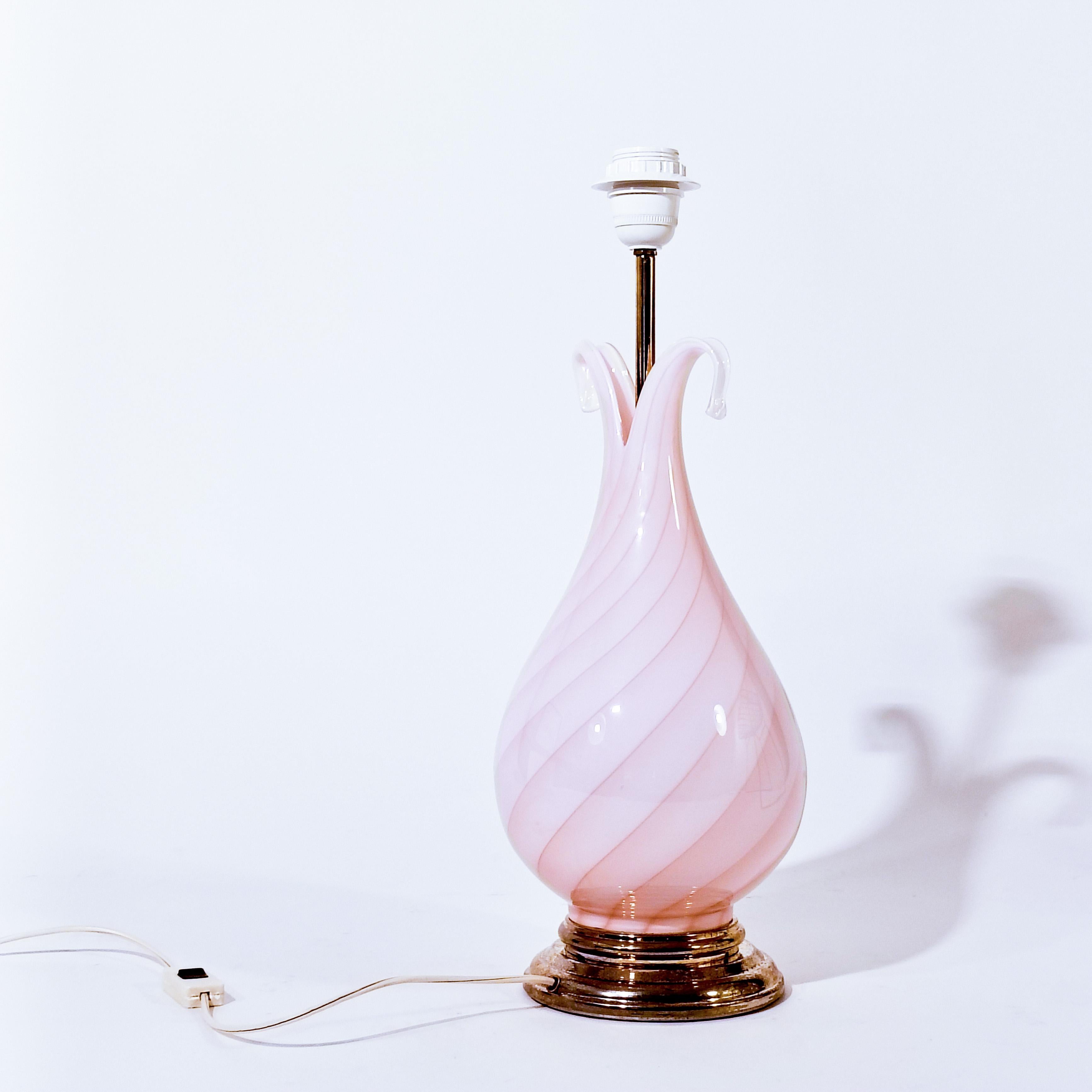 Lampe de table de style Hollywood Regency par F. Fabbian, Italie, années 1970. Soufflé à la main en une seule pièce de verre de Murano dans des tons rose pâle et blanc laiteux en forme de tulipe. Structure et base en métal chromé doré. Très rare et