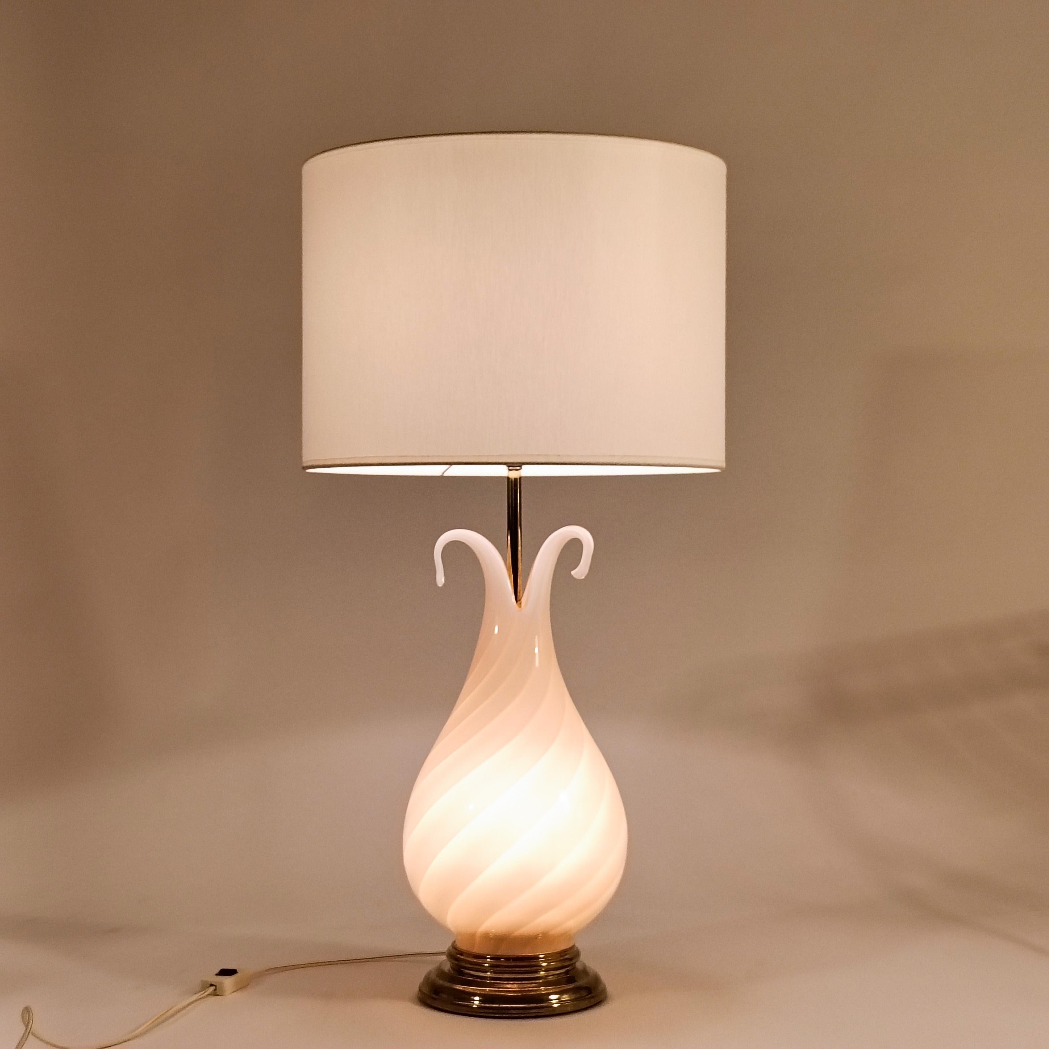 Fait main F. Fabbian. Lampe de table post-moderne en verre de Murano soufflé à la main, Italie, années 1970 en vente