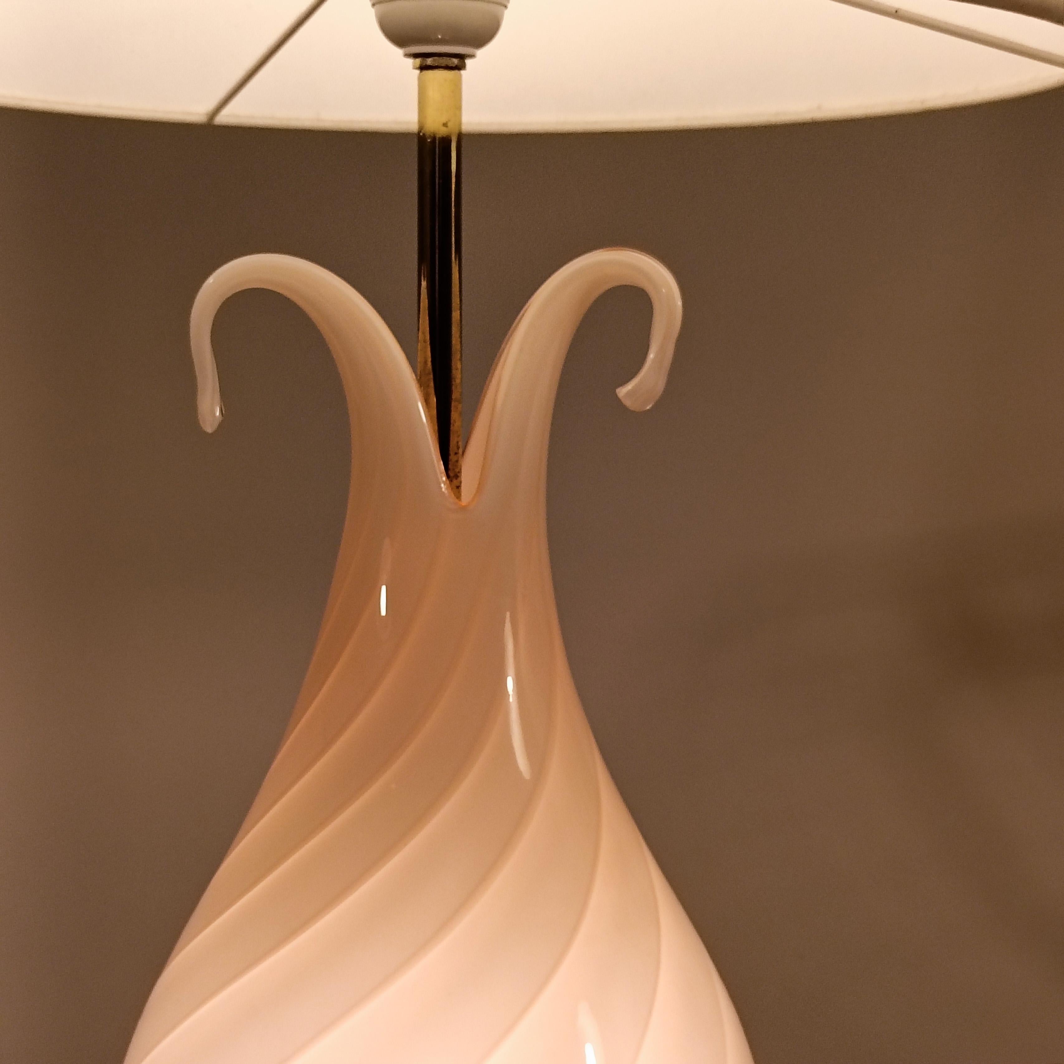 Fin du 20e siècle F. Fabbian. Lampe de table post-moderne en verre de Murano soufflé à la main, Italie, années 1970 en vente
