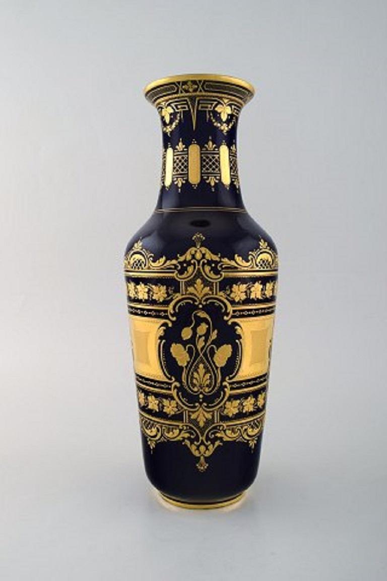 F. Fenner, Vienna, Large Antique Vase in Hand Painted Porcelain In Good Condition In Copenhagen, DK