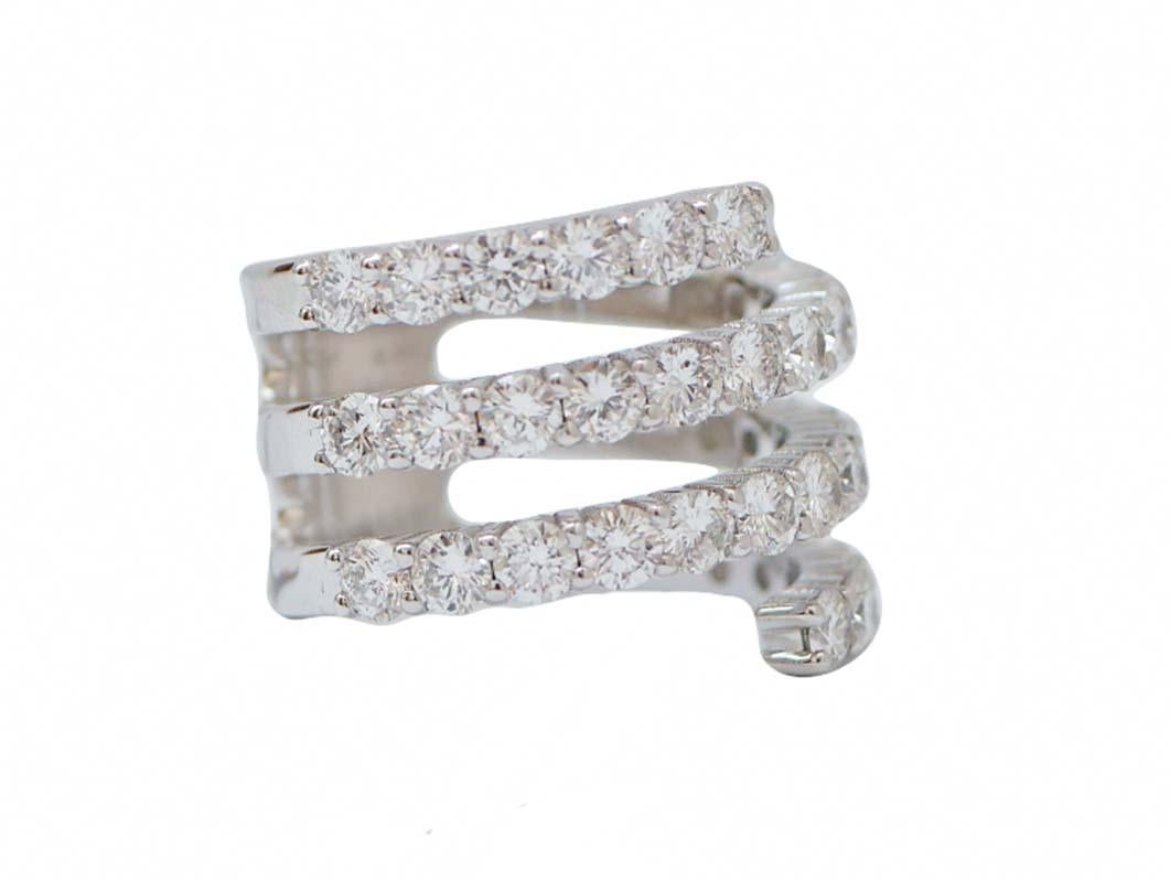 Elegante anillo en estructura de oro blanco de 18 kt montado con diamantes.
Diamantes 3,72 ct
Peso total 11.60 gr
RF    +GCIGC
Talla 14 italiana
Talla Usa 6.84
Francés Talla 54

Para cualquier información, no dudes en ponerte en contacto con el