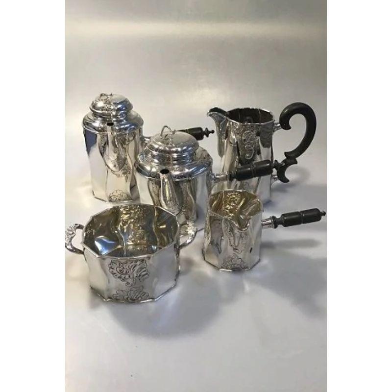 F. Hingelberg, L. Berth & others Danish silver coffee/tea set (5)

Measures: Coffee pot H. 15,5 cm, tea pot H. 13 cm, Creamer H. 15,5 cm, Sugar bowl Height. 6,5 cm, diameter. 11,5 cm and Milk Jug H. 16 cm. Combined weight approx. 1700 gr.

Great